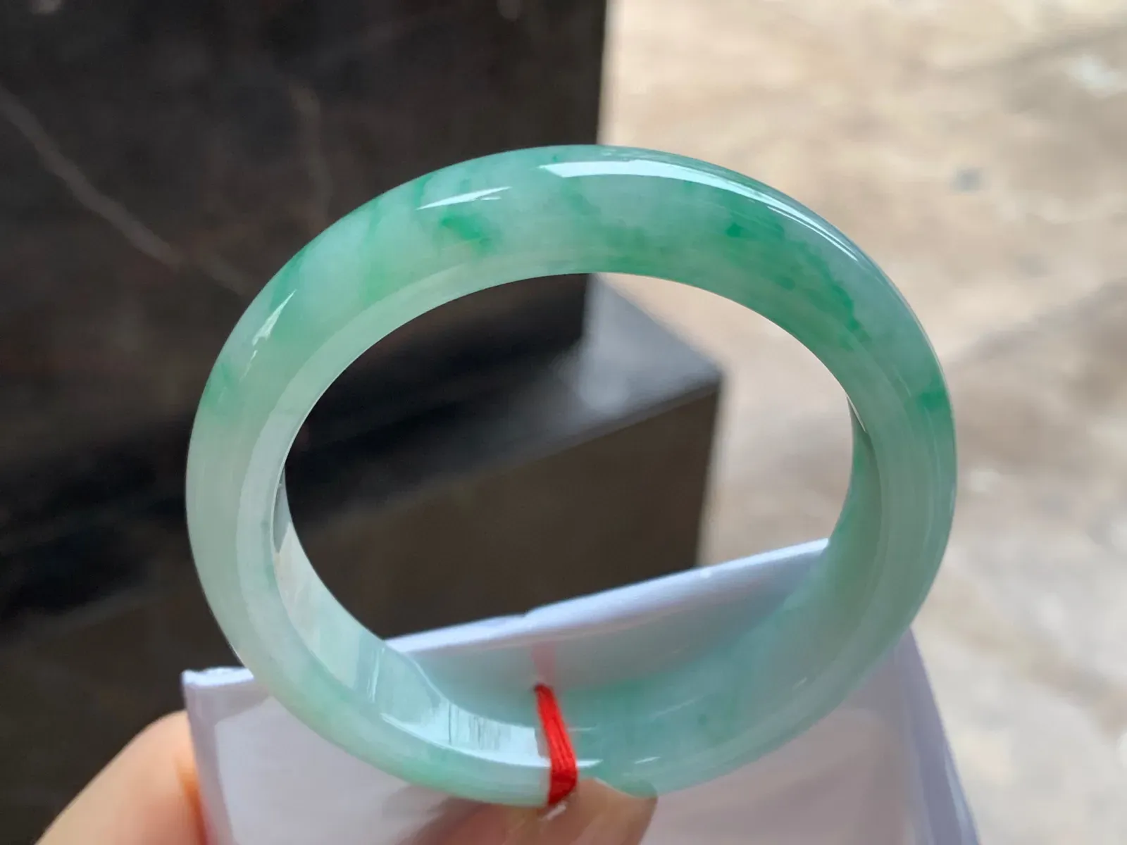 带色手镯
尺寸：53-12.1-7.8mm
底子细腻干净～绿花