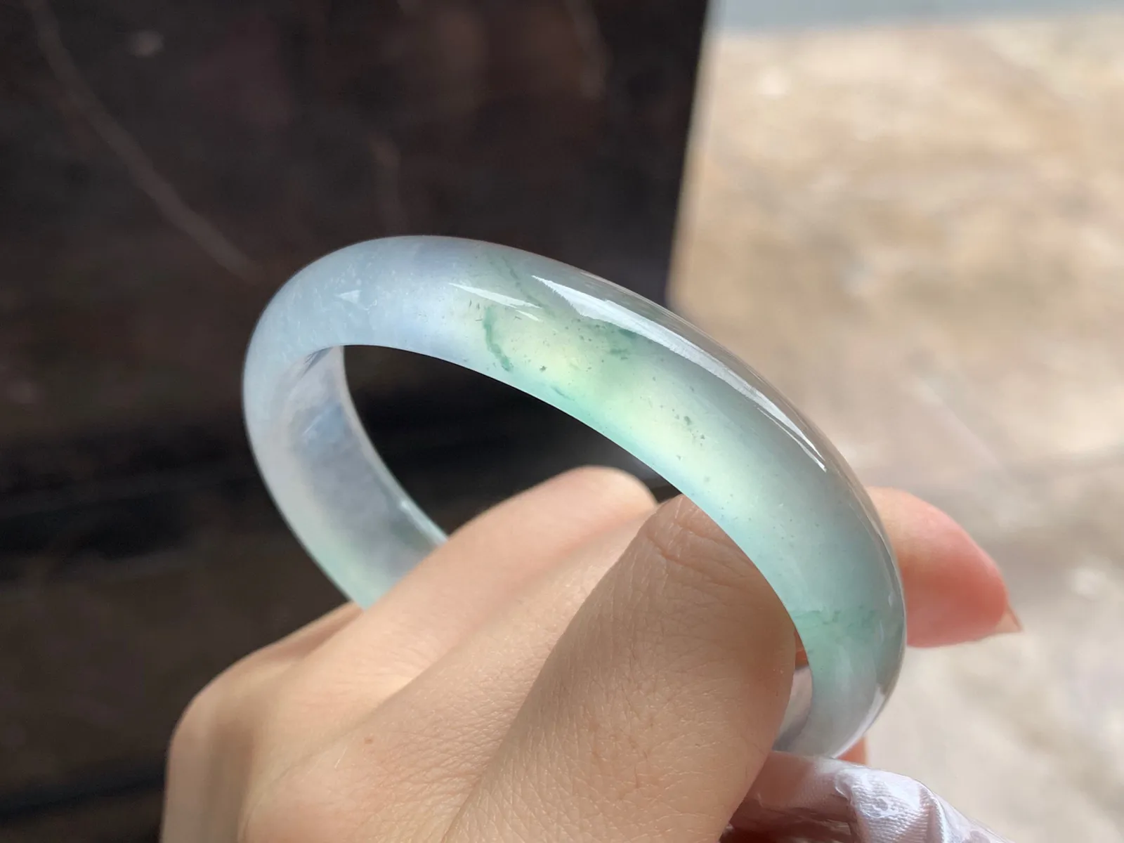 高冰种飘花贵妃镯
尺寸：56.3-13.4-6.3mm
整圈冰透起荧光～正圈53 54 55可以戴贵妃镯，推荐