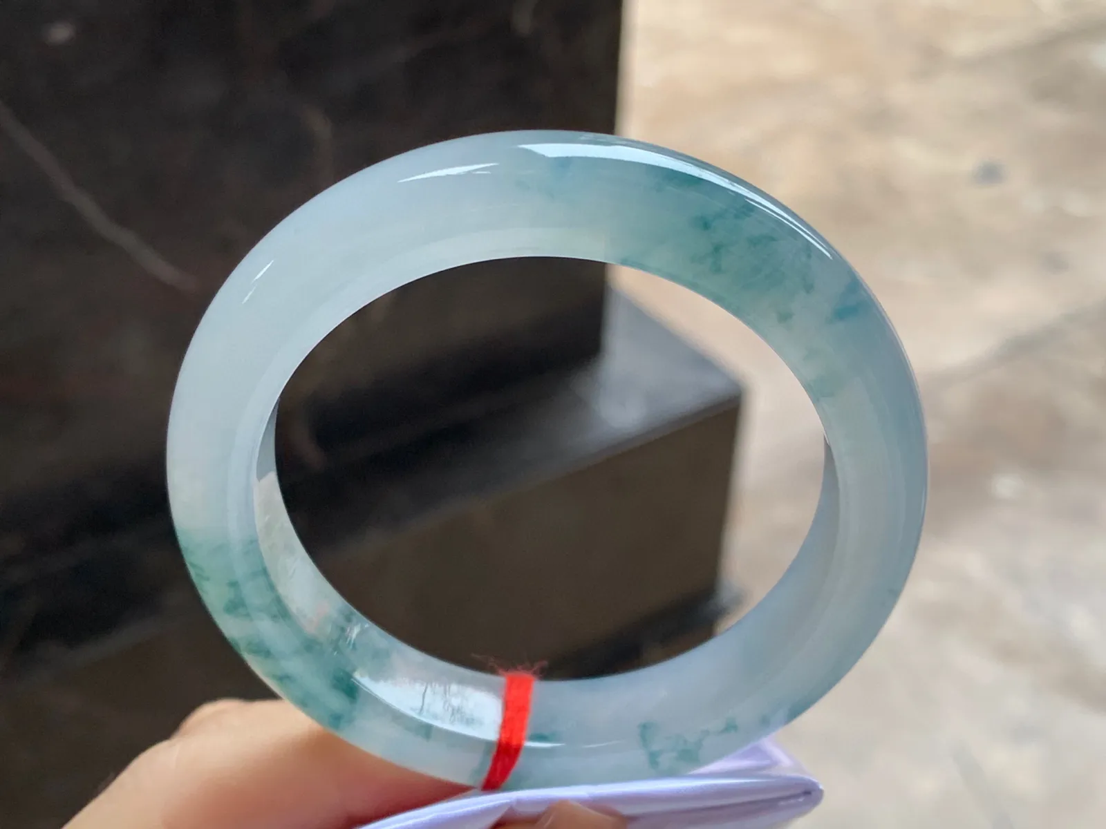 冰种飘花手镯
尺寸：56.2-12.1-9.3mm
冰味十足～飘花浓郁