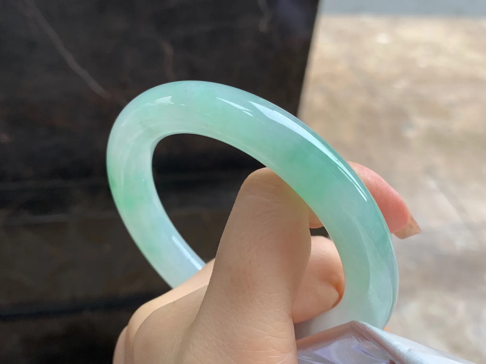带色圆条手镯
尺寸：59.2-11.5mm
有种有色～甜甜的料子