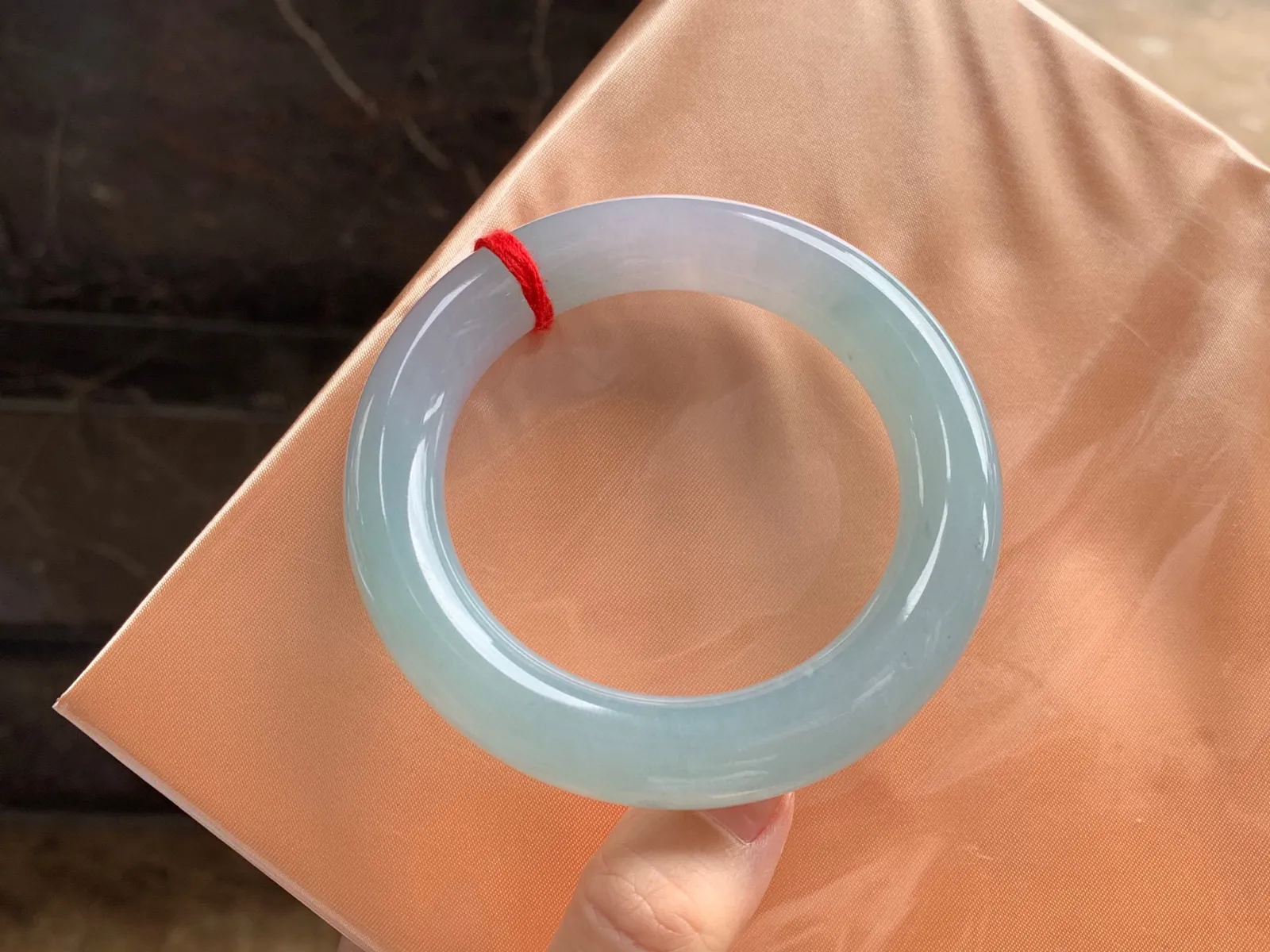 晴水圆条手镯
尺寸：55-12.3mm
种水好 纯纯的