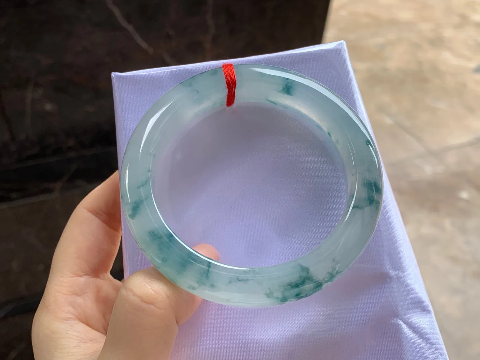 冰种飘花手镯
尺寸：56.4-12.2-9.3mm
冰味十足～飘花浓郁