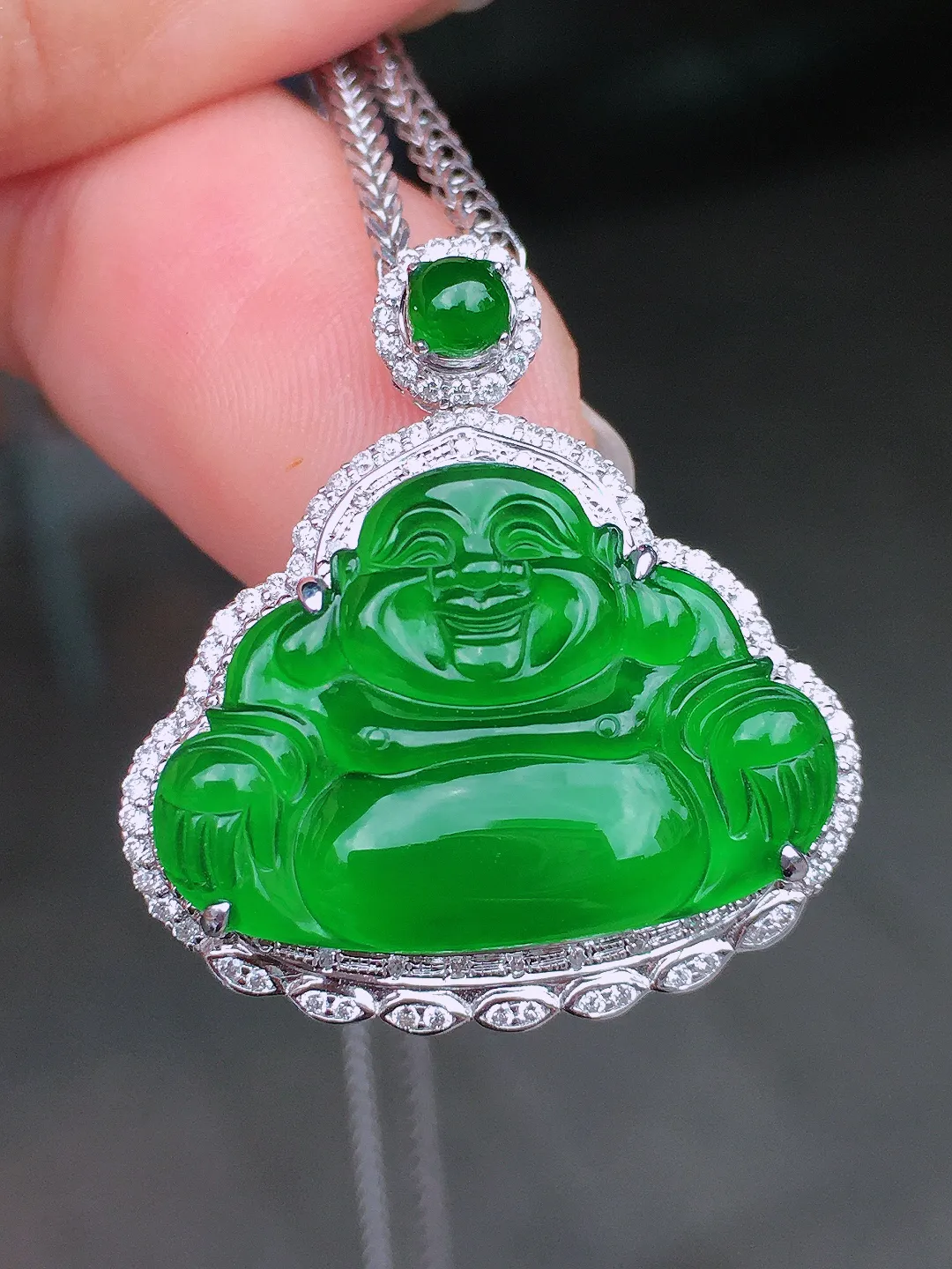 满绿佛公吊坠，色泽均匀浓郁，玉质细腻，荧光感超
强，饱满水润，气质满满。18k
金豪华镶嵌