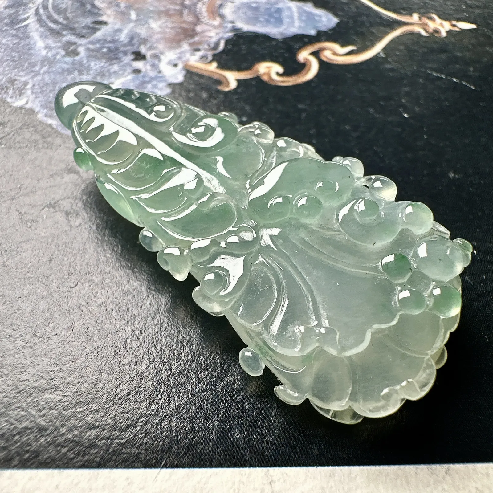 【冰种飘绿白菜】冰感强烈，质地细润通透，起胶。雕琢得很有立体感，品质上佳