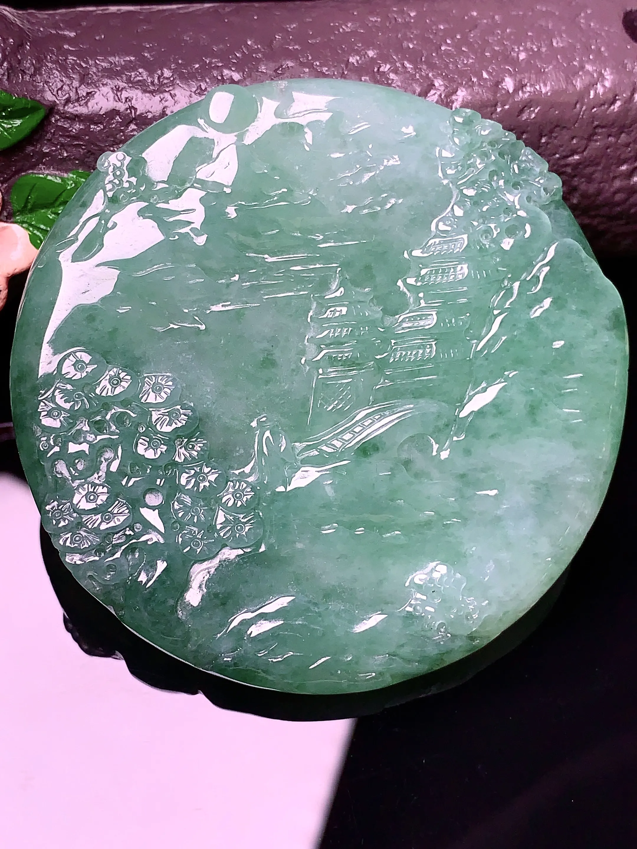 飘绿山水牌吊坠 玉质细腻 色泽艳丽 整体尺寸55*5.6