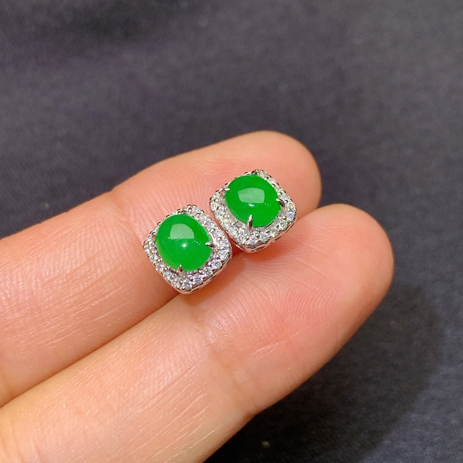 阳绿蛋面耳钉，18k金镶嵌，款式精美，冰润色阳，种水足 尺寸5.3*4.3*2