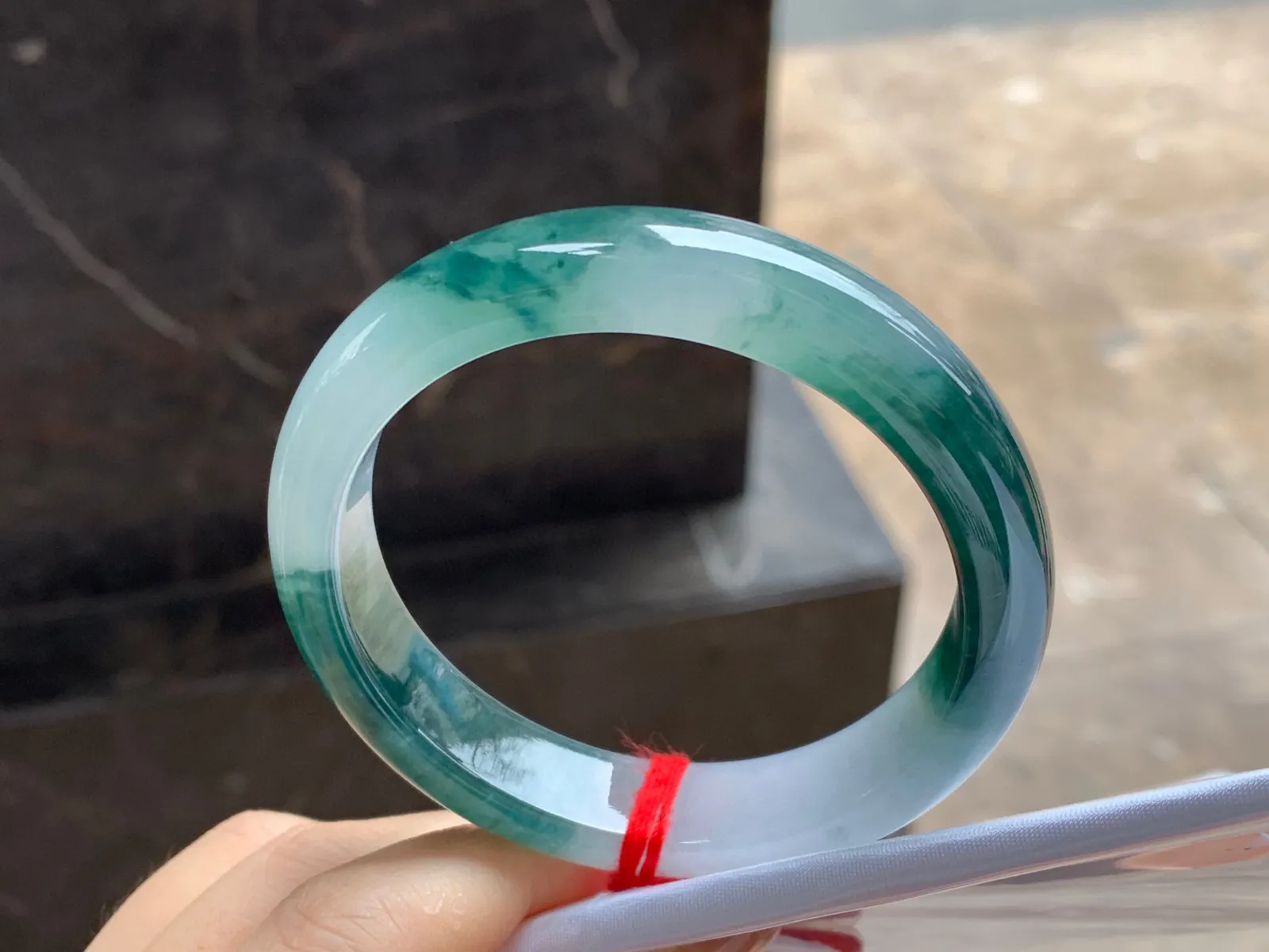 飘花手镯
尺寸：56.2-12.9-8mm
底子细腻干净～飘花浓郁