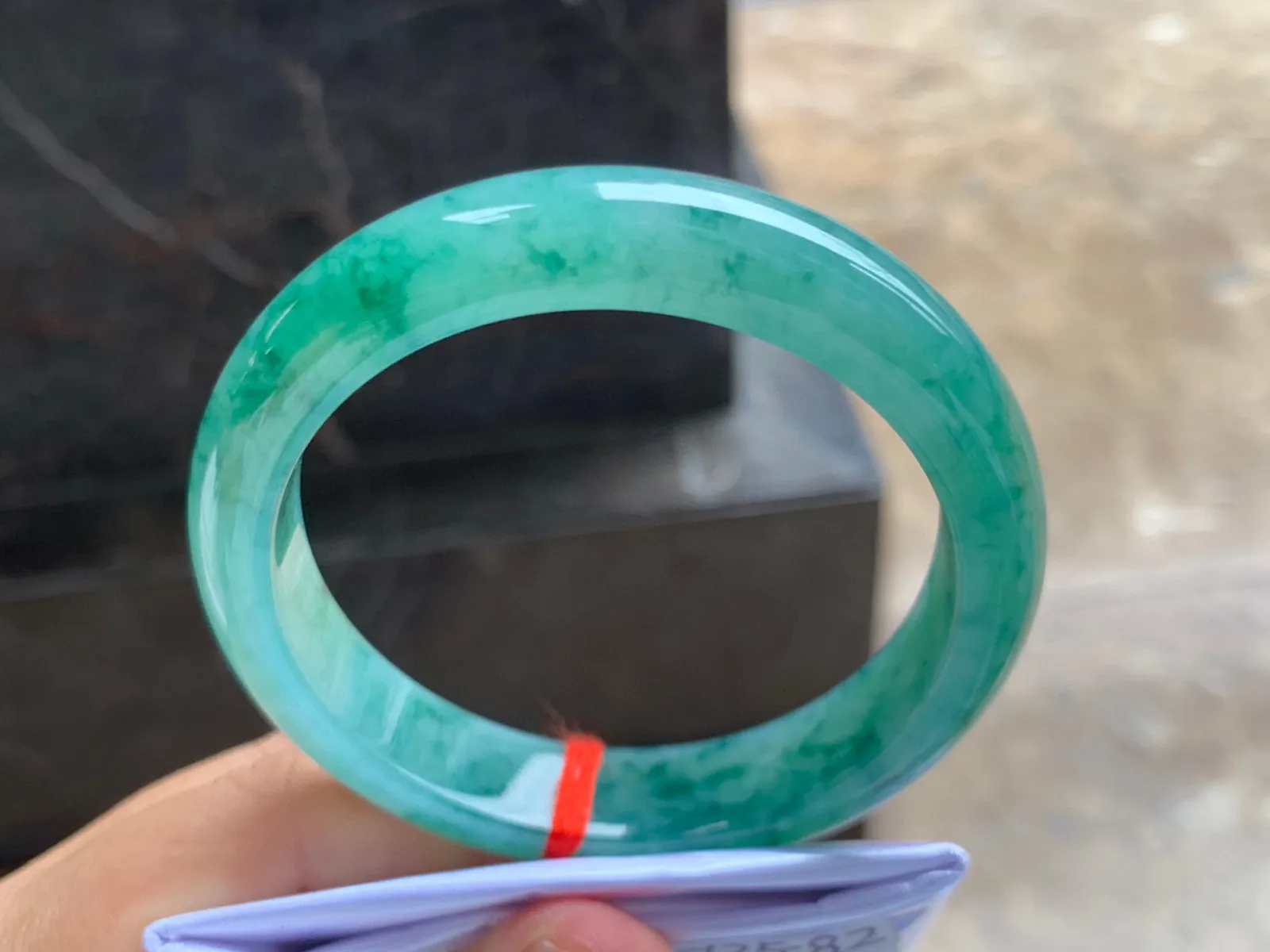 56-10mm
冰种橄榄绿圆条手镯 冰透起光 起胶的料子 颜色独特漂亮
