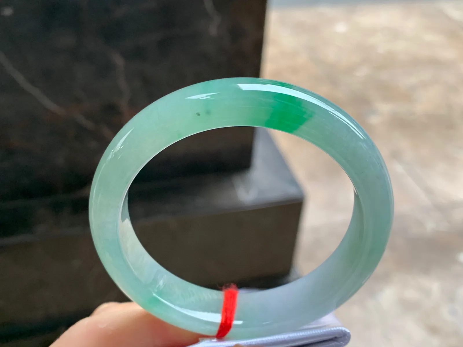 带色手镯
尺寸：56.8-13.5-8.8mm
有种有色～绿色点缀上手好看