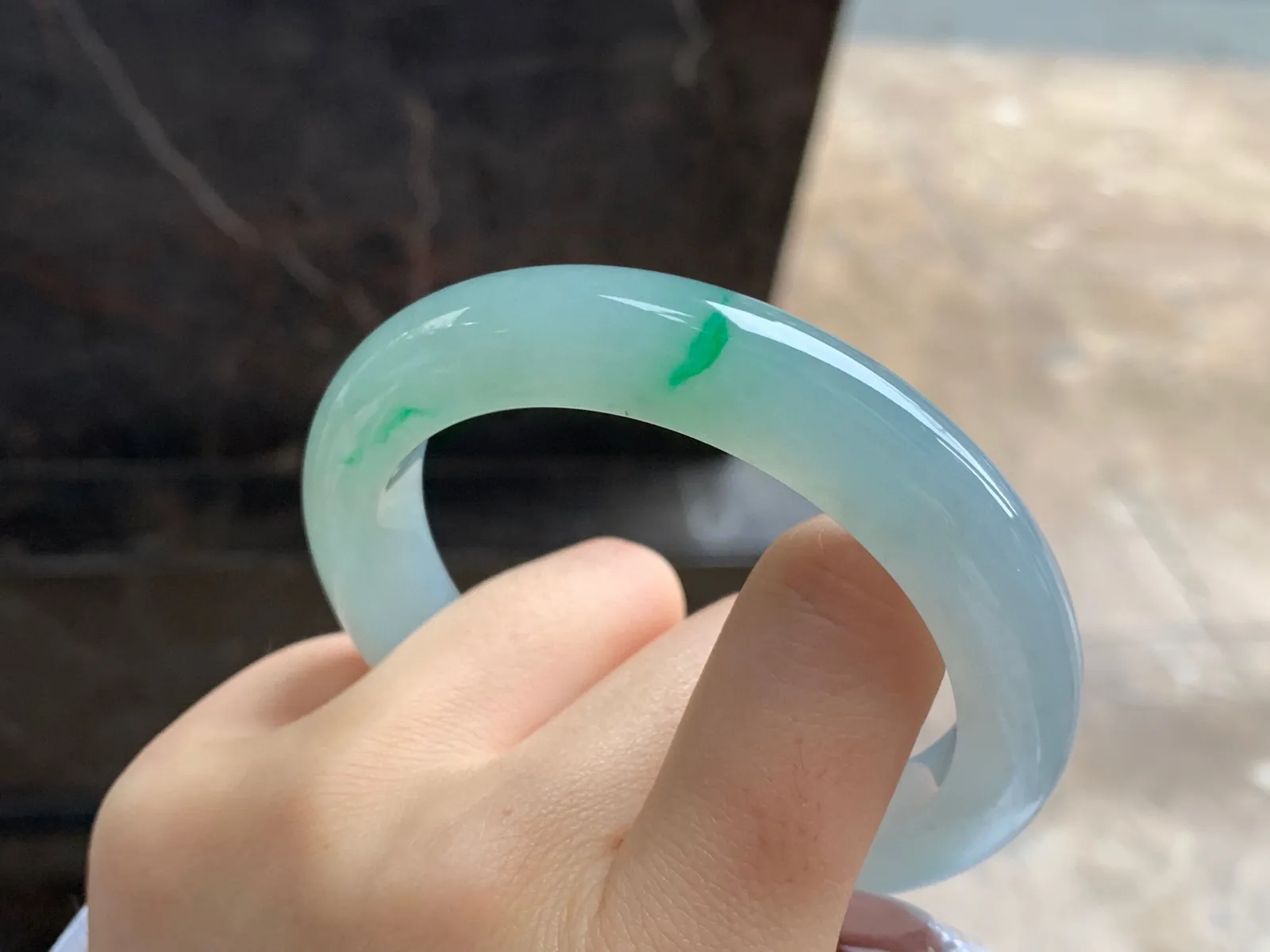 阳绿色手镯
尺寸：55.6-11.3-9.6mm
有种有色～上手好看