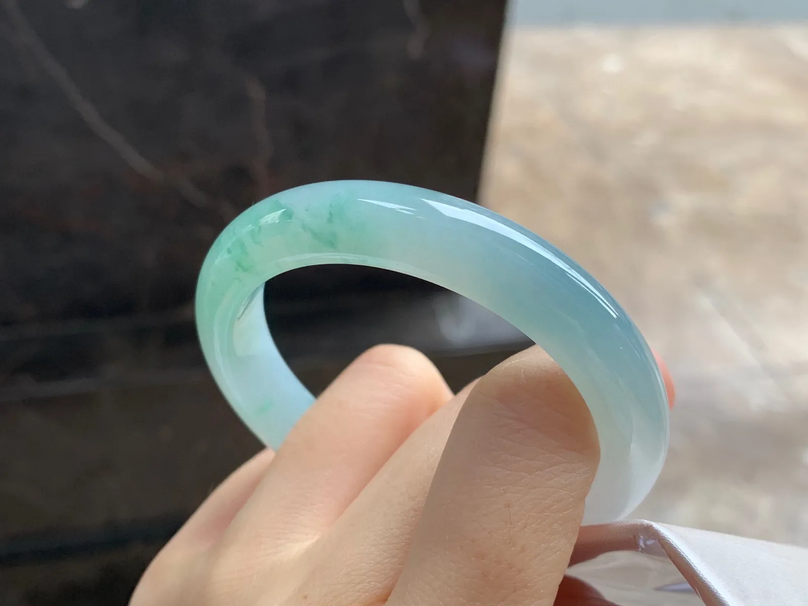 飘花手镯
尺寸：52.3-10.8-8mm
水润十足～小清新