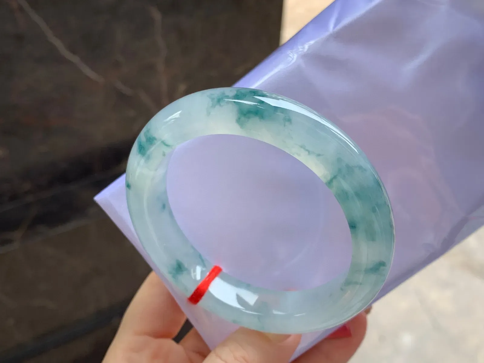 冰种飘花手镯
尺寸：56.4-12.2-9.3mm
冰味十足～飘花浓郁
