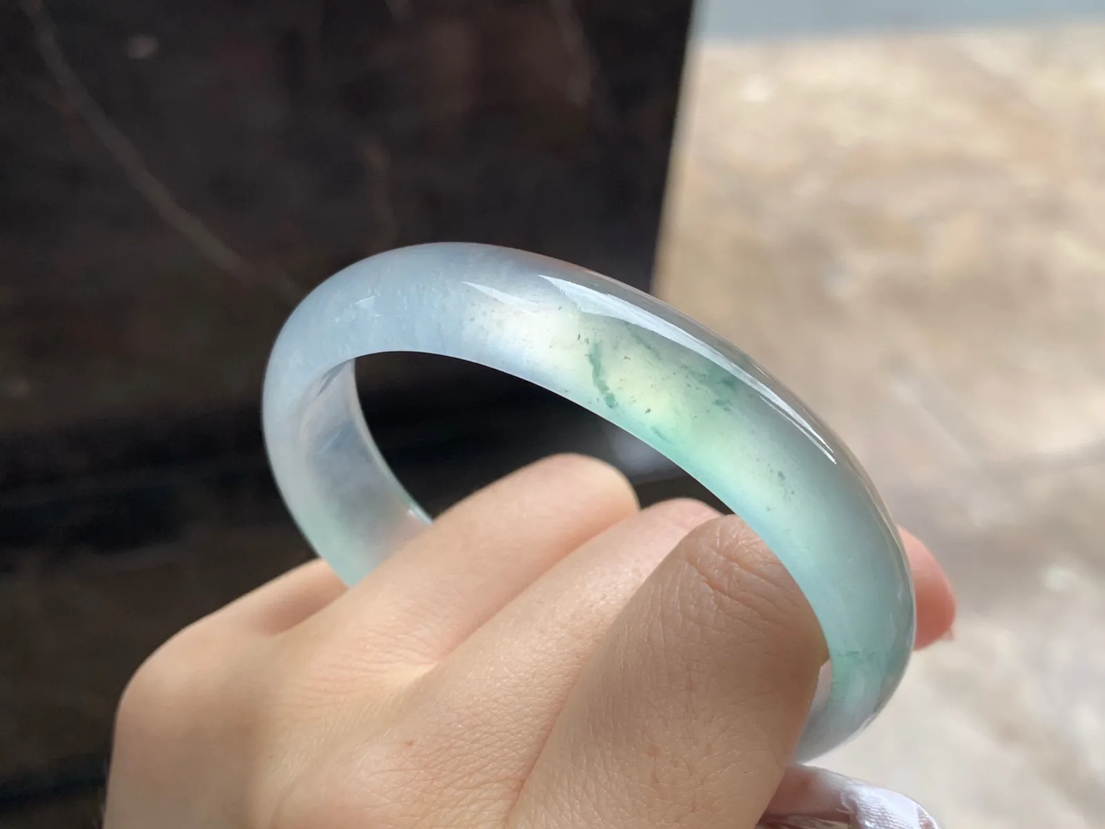 高冰种飘花贵妃镯
尺寸：56.3-13.4-6.3mm
整圈冰透起荧光～正圈53 54 55可以戴贵妃镯，推荐