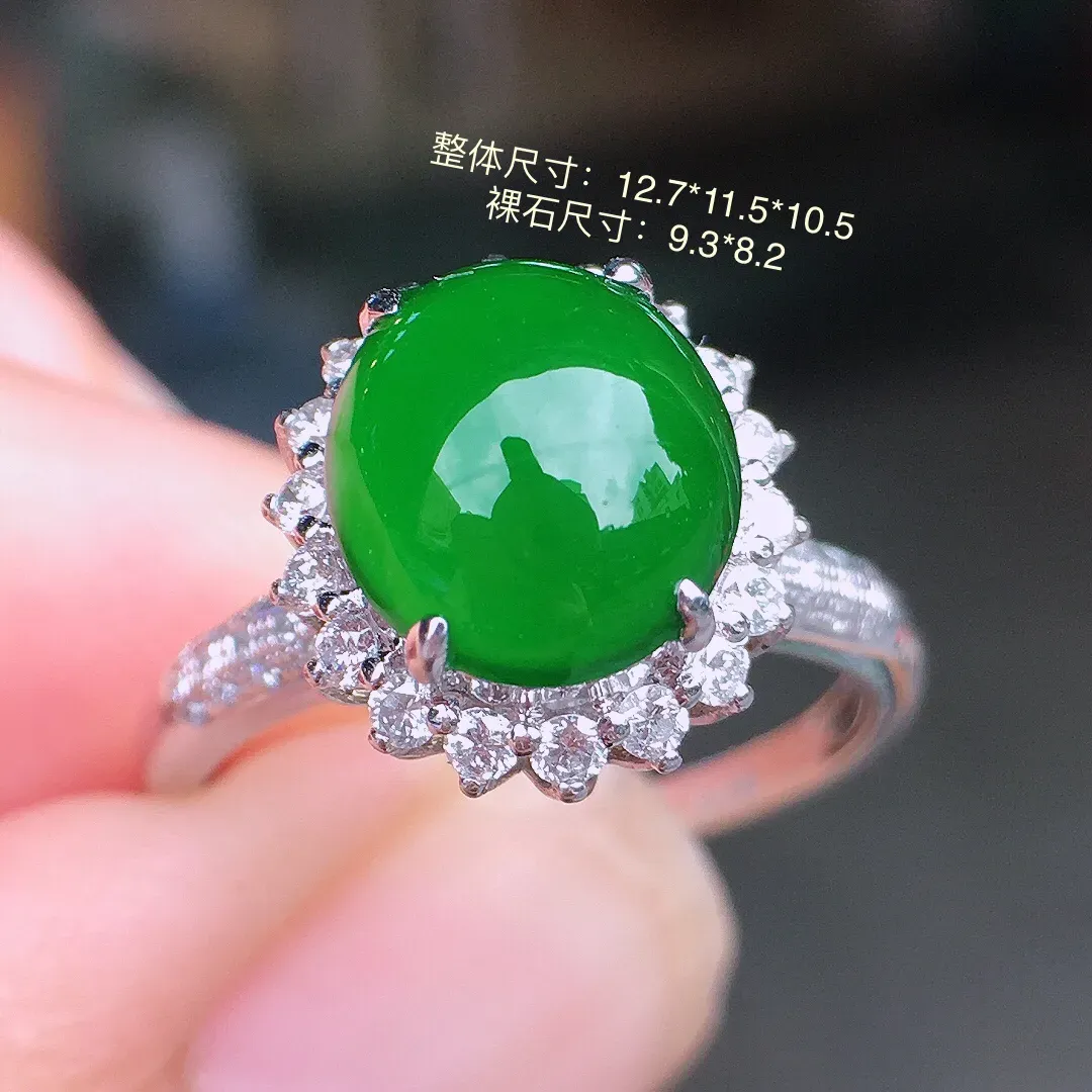 满绿蛋面戒指，色泽均匀浓郁，玉质细腻，荧光感超
强，饱满水润，气质满满。18k
金豪华镶嵌