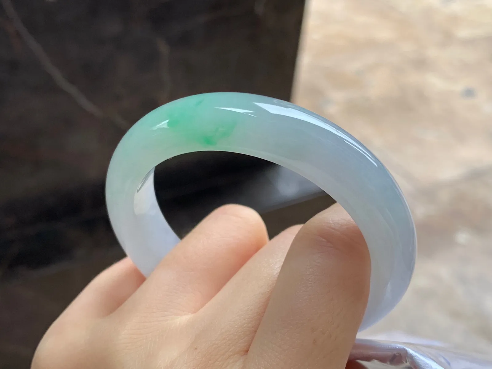 带色手镯
尺寸：51.9-12.8-8.2mm
底子细腻有种水～绿色点缀