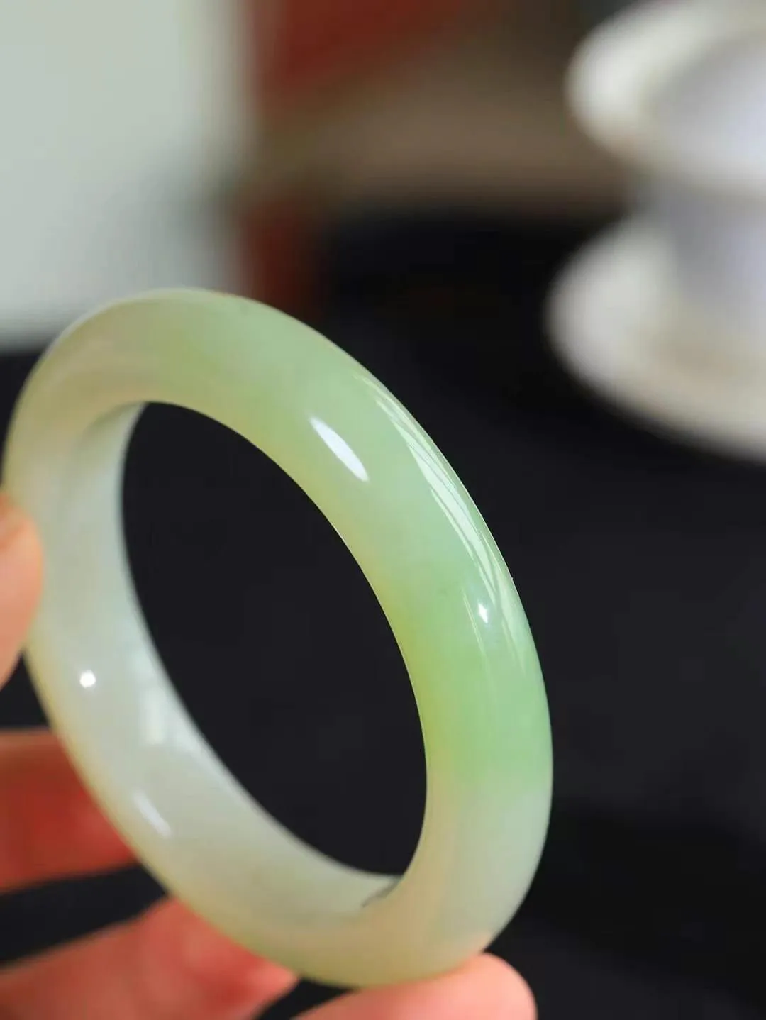 【翠色怡人.手镯】

收藏级臻品和田玉翠青手镯，精品超级美镯，玉质细腻饱满，️温润脂香，仙雾缥缈，怡静如画，意蕴十足～，戴于腕间，神秘与高贵并存，给人以出尘的风雅，优美脱俗，气质非凡。重75克 内径58.5mm尺寸13.2-10.4mm1960243A