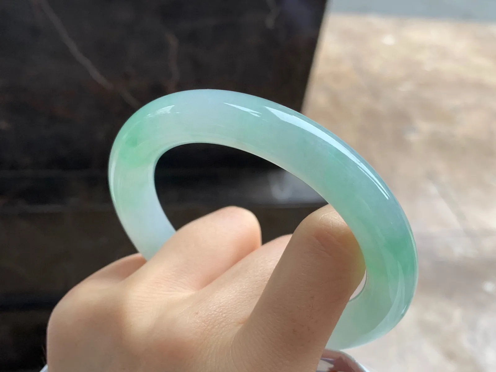 带色圆条手镯
尺寸：59.2-11.5mm
有种有色～甜甜的料子