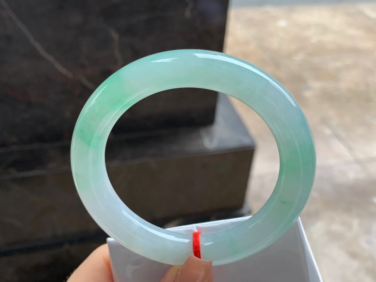 带色圆条手镯
尺寸：59.2-11.5mm
有种有色～甜甜的料子