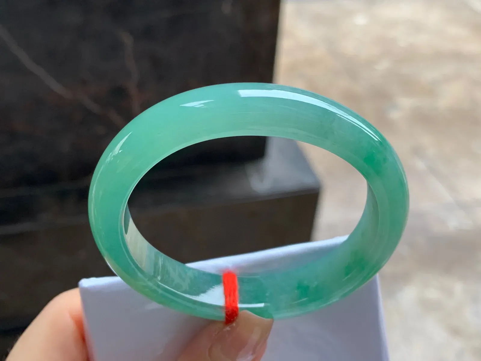 晴绿贵妃镯
尺寸：53.8-11.8-7.6mm
水润十足～有特的一支 正圈50 51可以戴推荐