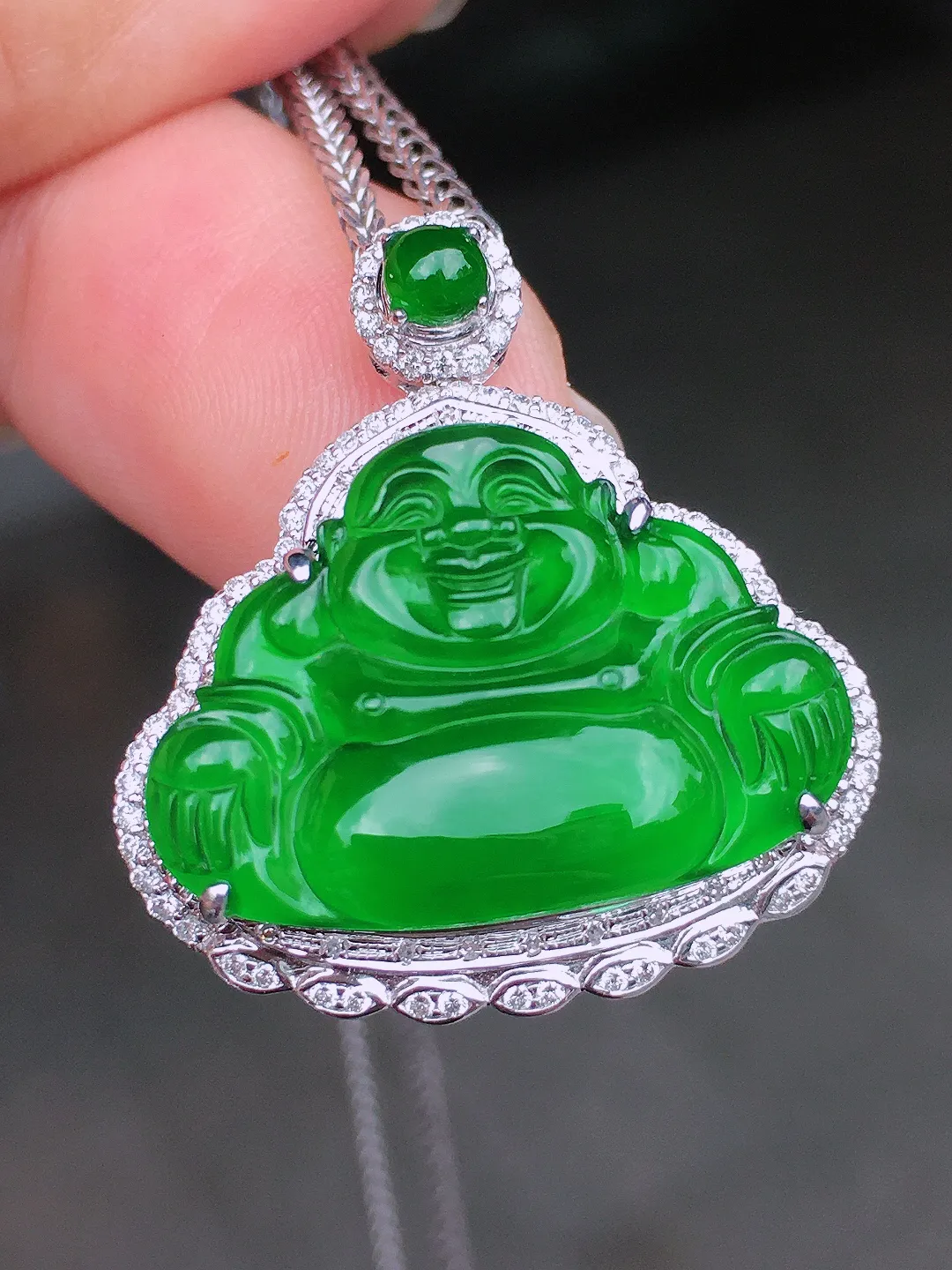 满绿佛公吊坠，色泽均匀浓郁，玉质细腻，荧光感超
强，饱满水润，气质满满。18k
金豪华镶嵌