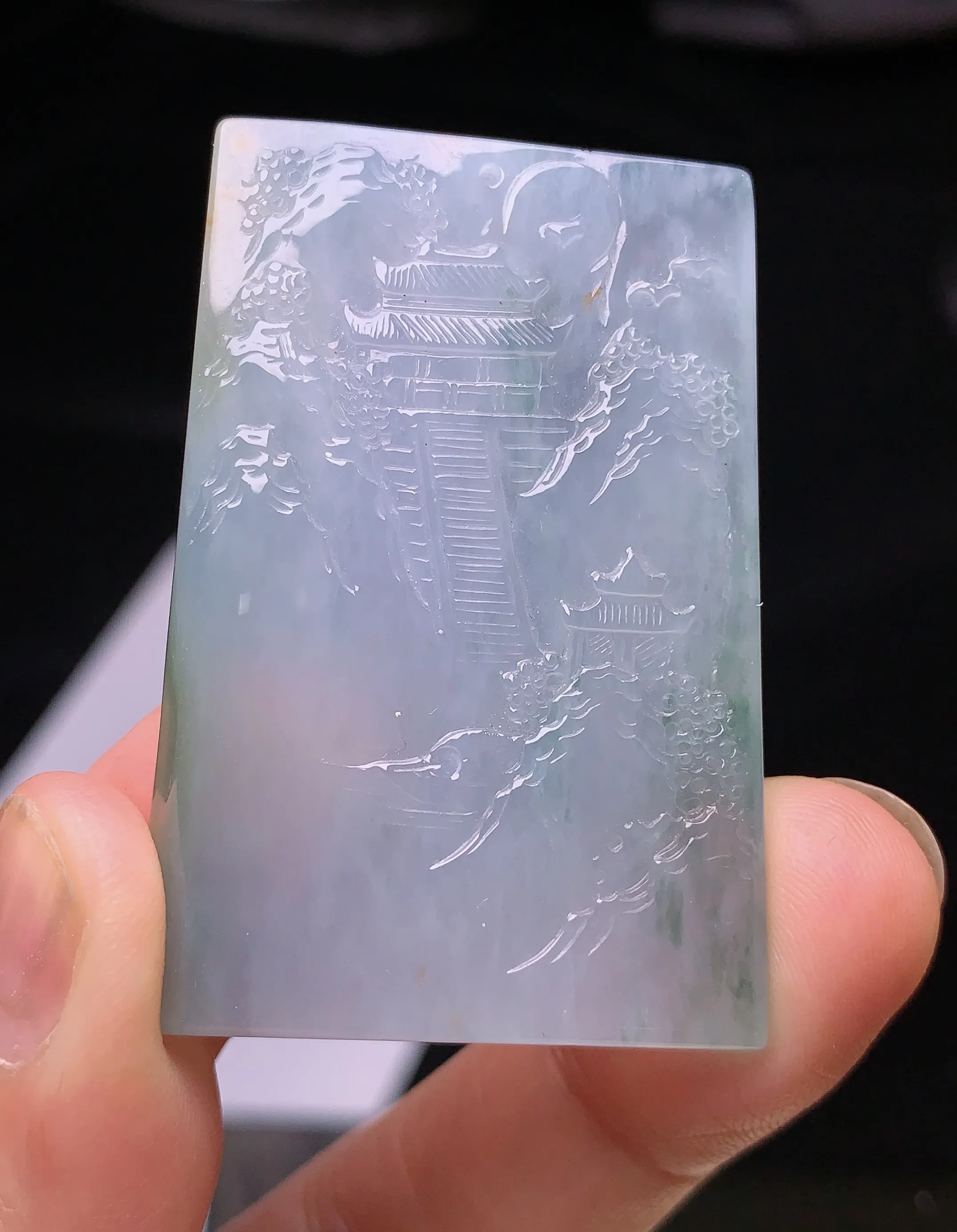 飘绿山水牌子吊坠 玉质细腻 色泽艳丽 整体尺寸46.1*32*5