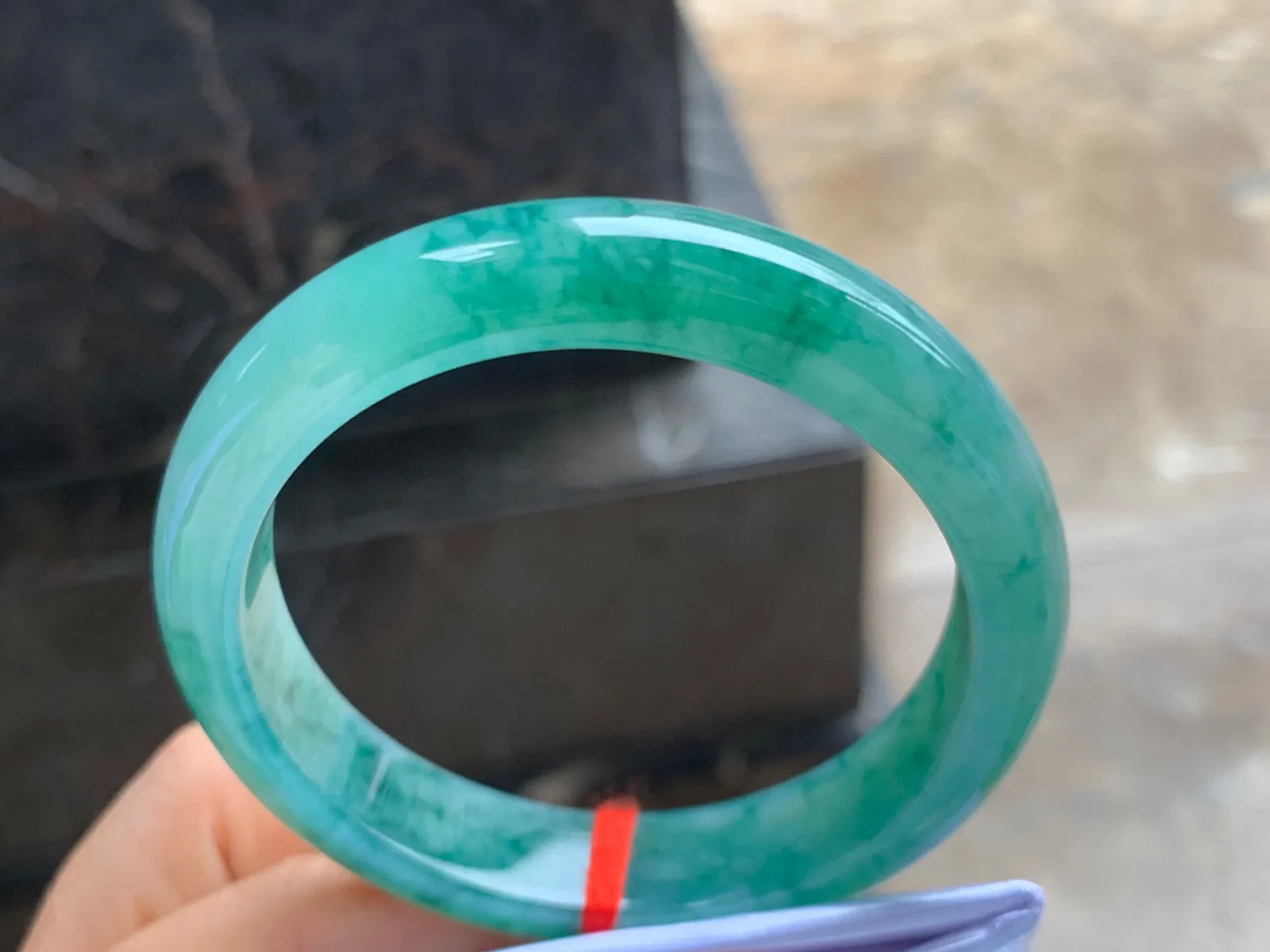 56-10mm
冰种橄榄绿圆条手镯 冰透起光 起胶的料子 颜色独特漂亮