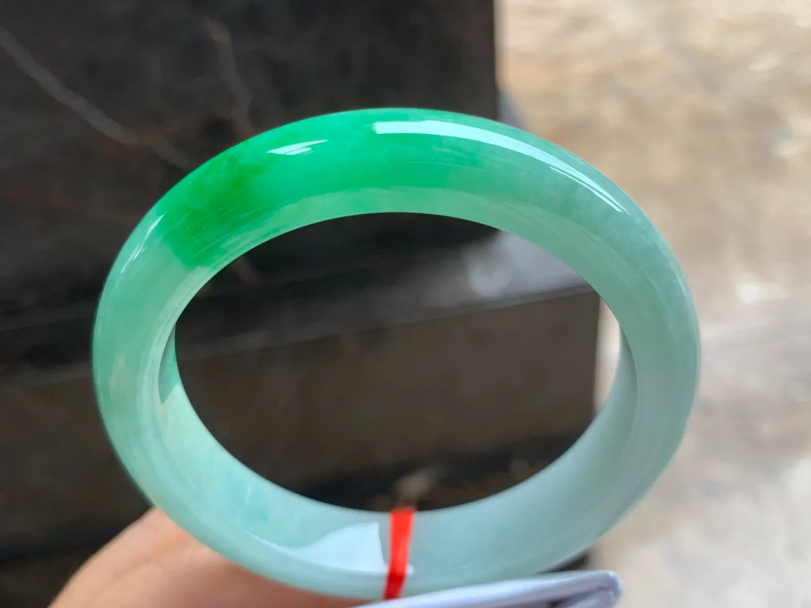 58.5-12-9mm
带色手镯 底子细腻 颜色辣绿