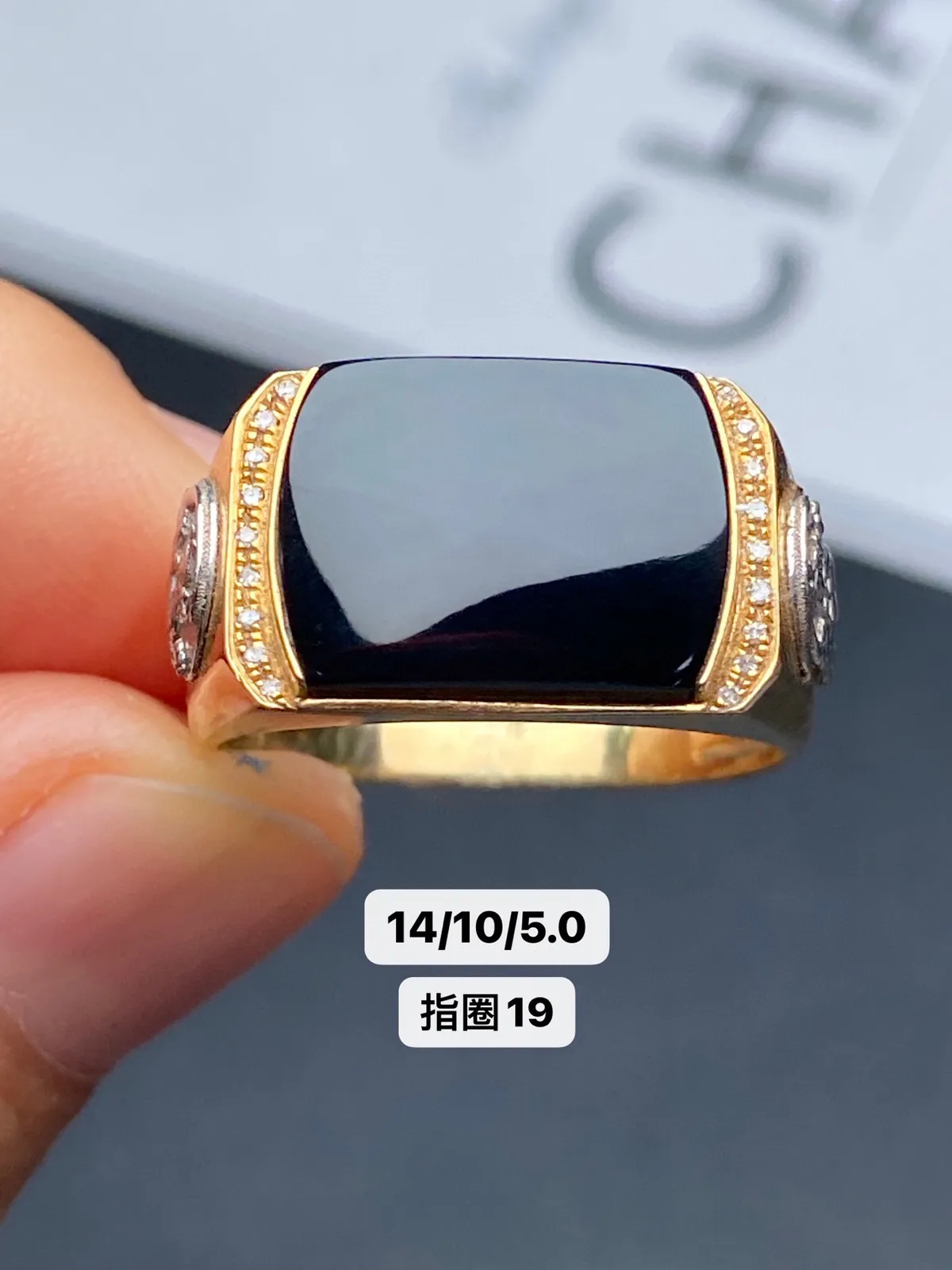 【墨翠戒指】
18k黄金 南非钻镶嵌 黑度油黑 灯打通透  品相饱满大气 尺寸14