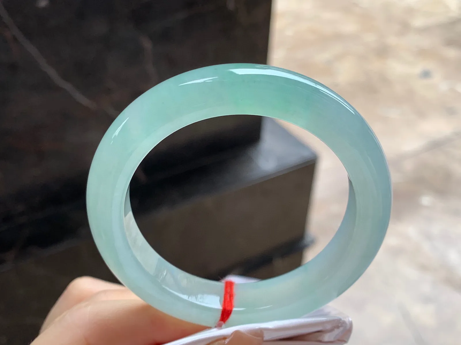 冰晴绿手镯
尺寸：55.6-12-9.5mm
种水好 条形厚实 甜甜的底色