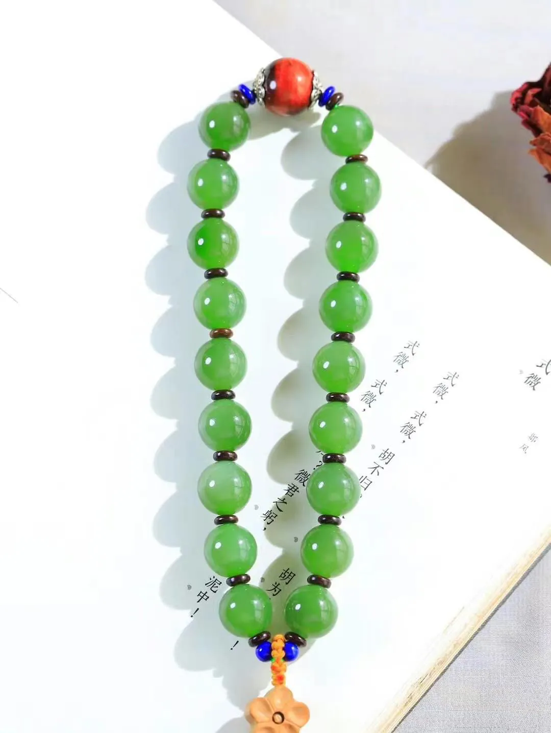 【珠圆玉润.手持】

精品和田玉碧玉珠圆玉润手持 玉质温润细腻  整串打磨圆润，佩戴舒适。珠珠落玉盘