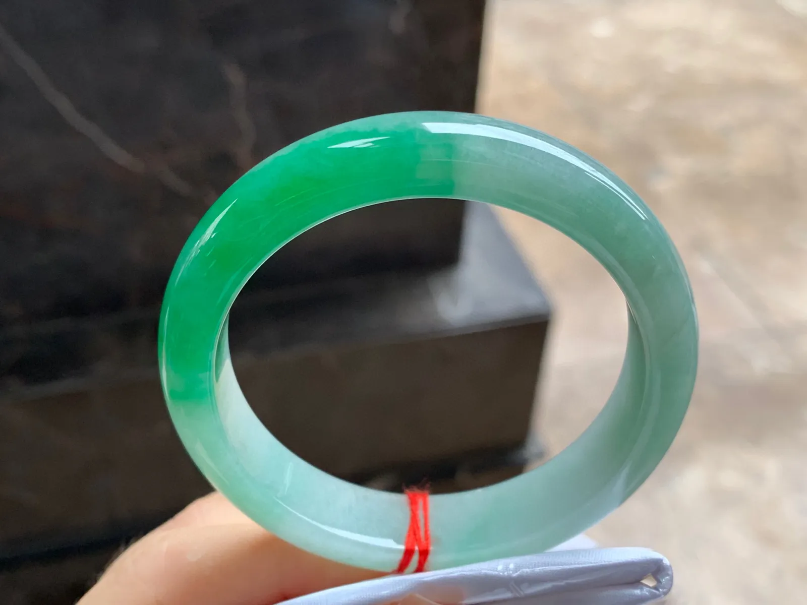 辣绿色手镯
尺寸：55-12.3-8.3mm
肉质细腻干净～一段绿色浓郁漂亮