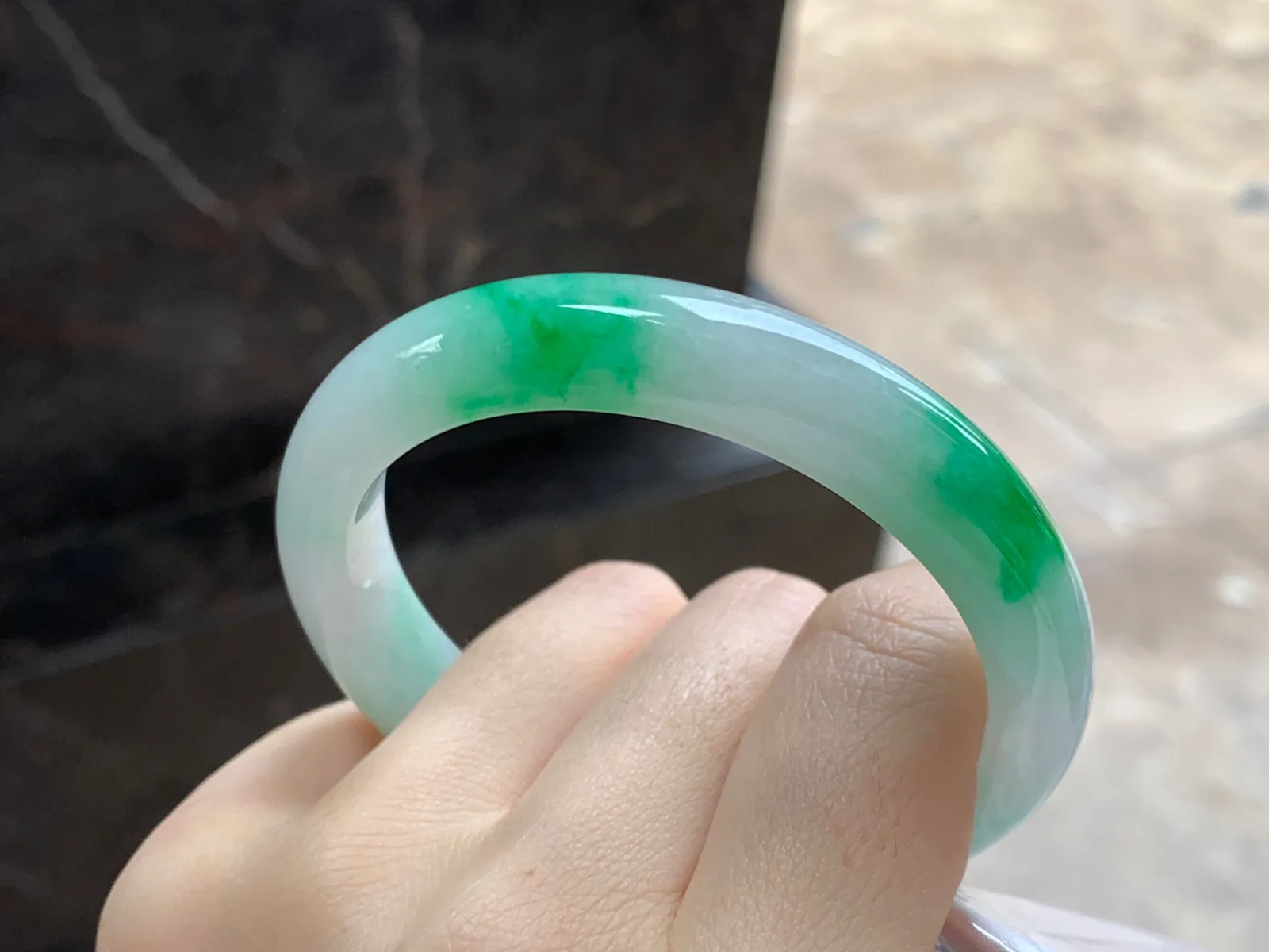 阳绿色手镯
尺寸：55.1-10.1-7.8mm
底子细腻白净～阳绿色点缀