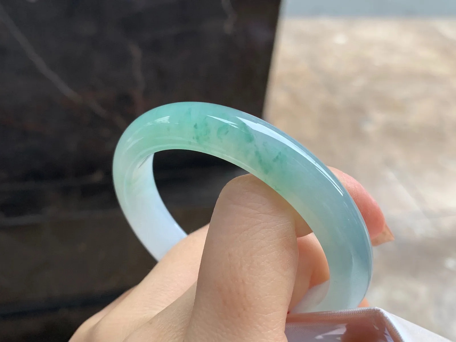 飘花手镯
尺寸：52.3-10.8-8mm
水润十足～小清新