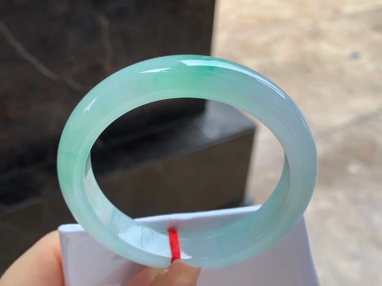 冰飘绿手镯
尺寸：54-12.3-7.8mm
有种有色～甜甜的料子上手美丽 推荐哦