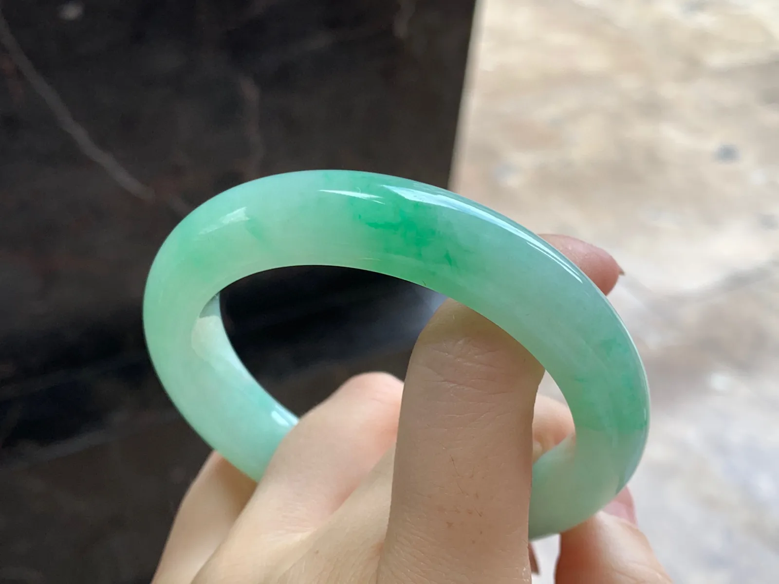 带色手镯
尺寸：56.6-12.2-10mm
肉质细腻干净～性价比高 上手漂亮