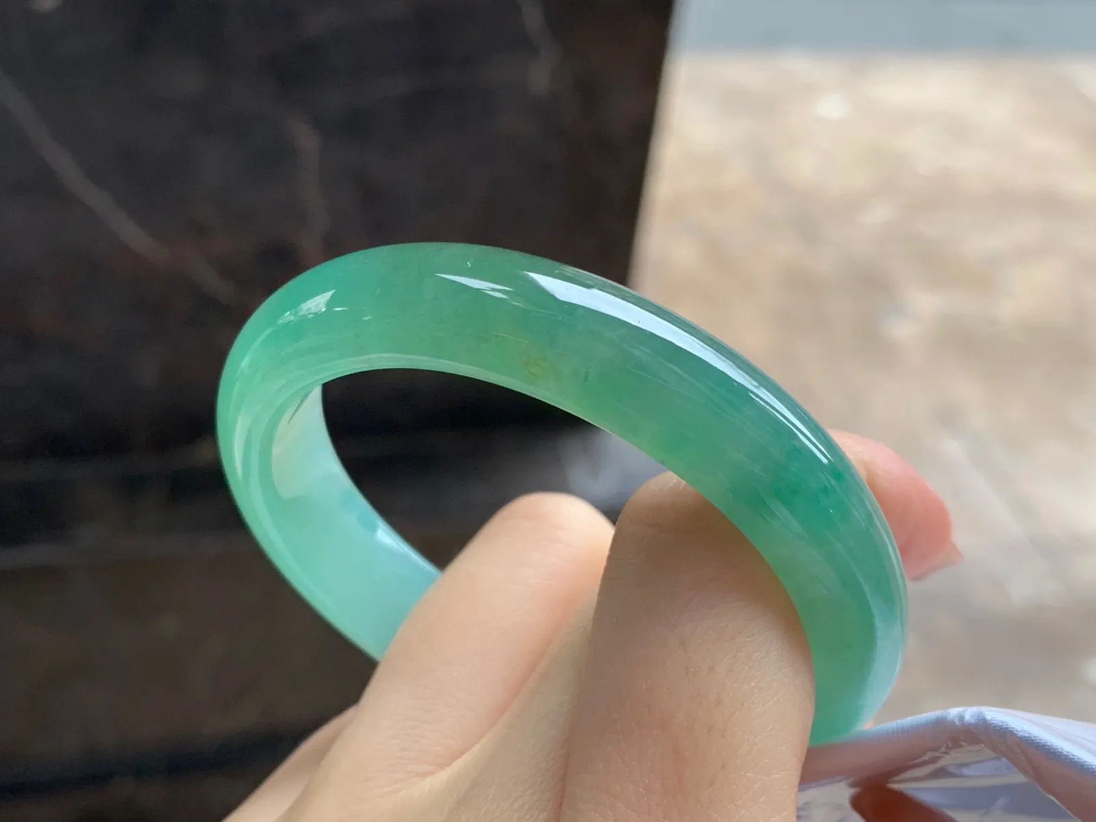 晴绿贵妃镯
尺寸：53.8-11.8-7.6mm
水润十足～有特的一支 正圈50 51可以戴推荐