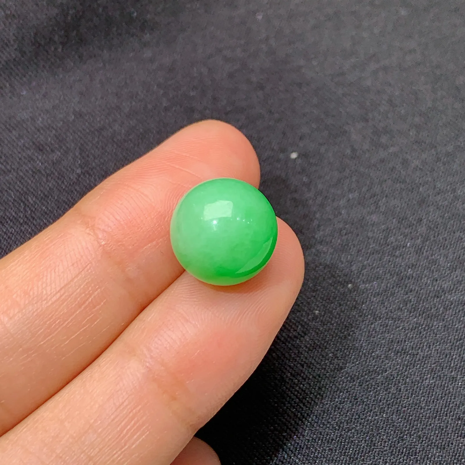 翠绿圆珠，镶嵌佳品，冰润色阳，种水足 直径11.1