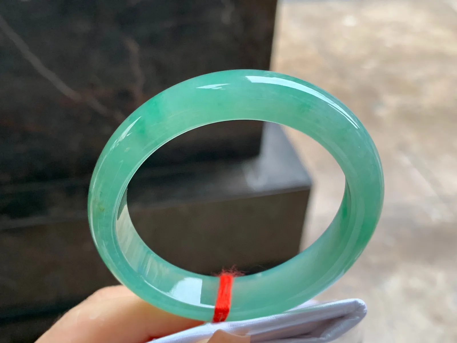 晴绿贵妃镯
尺寸：53.8-11.8-7.6mm
水润十足～有特的一支 正圈50 51可以戴推荐