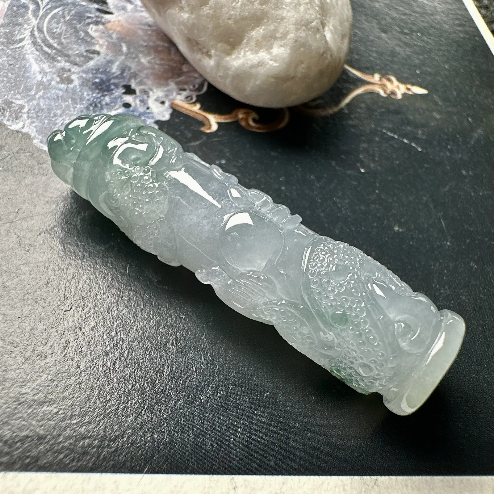 【冰糯飘花龙柱】很少见的题材，巧雕龙头，颇有特色。细节雕刻到位，推荐入手