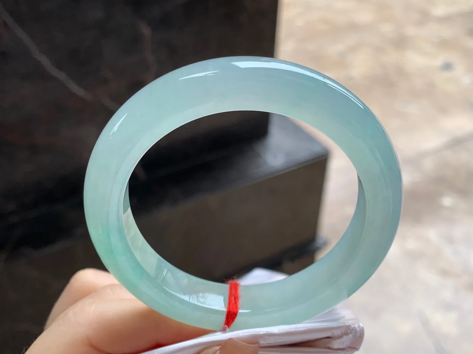 冰晴绿手镯
尺寸：55.6-12-9.5mm
种水好 条形厚实 甜甜的底色 气质