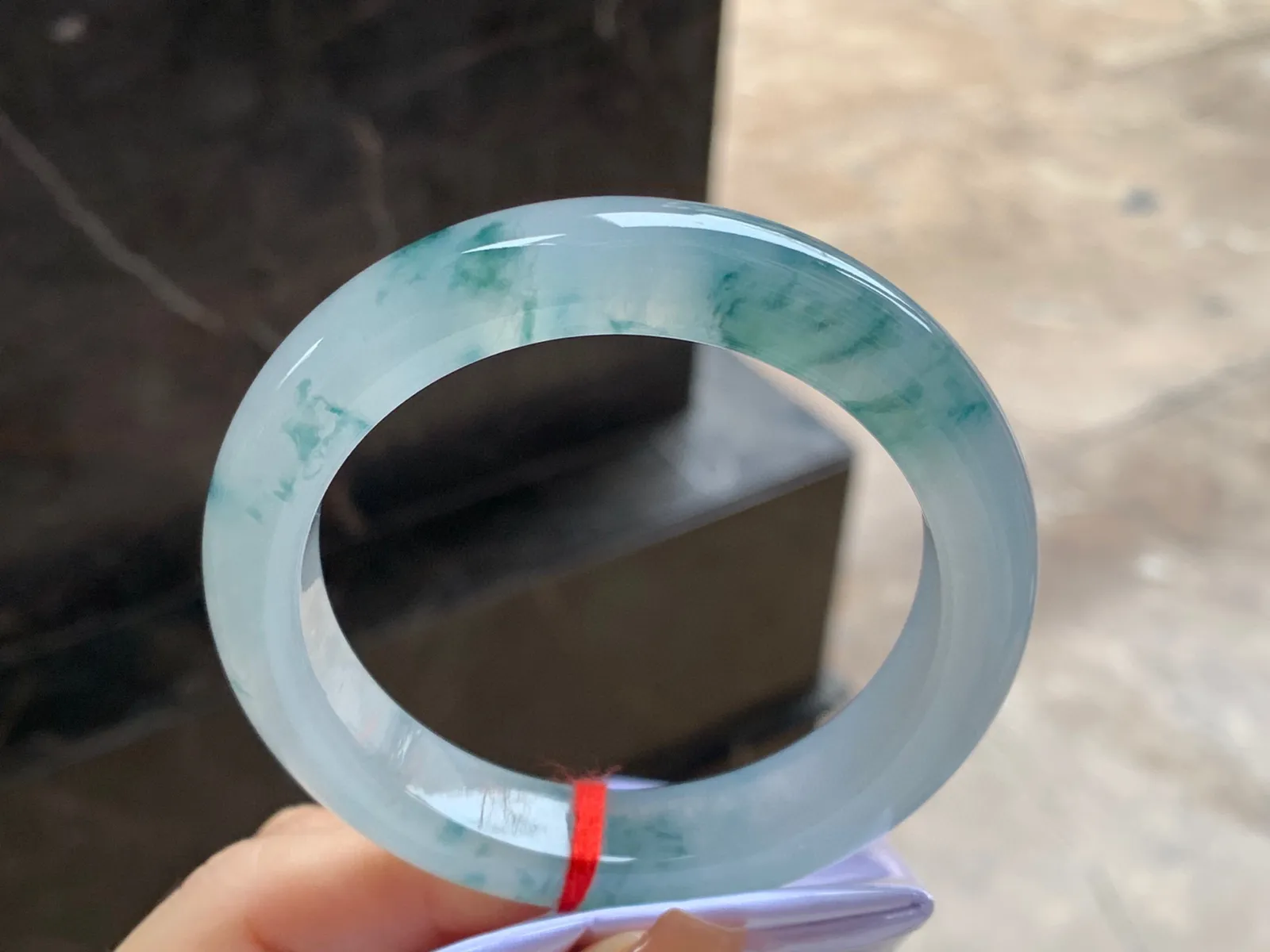 冰种飘花手镯
尺寸：56.2-12.1-9.3mm
冰味十足～飘花浓郁