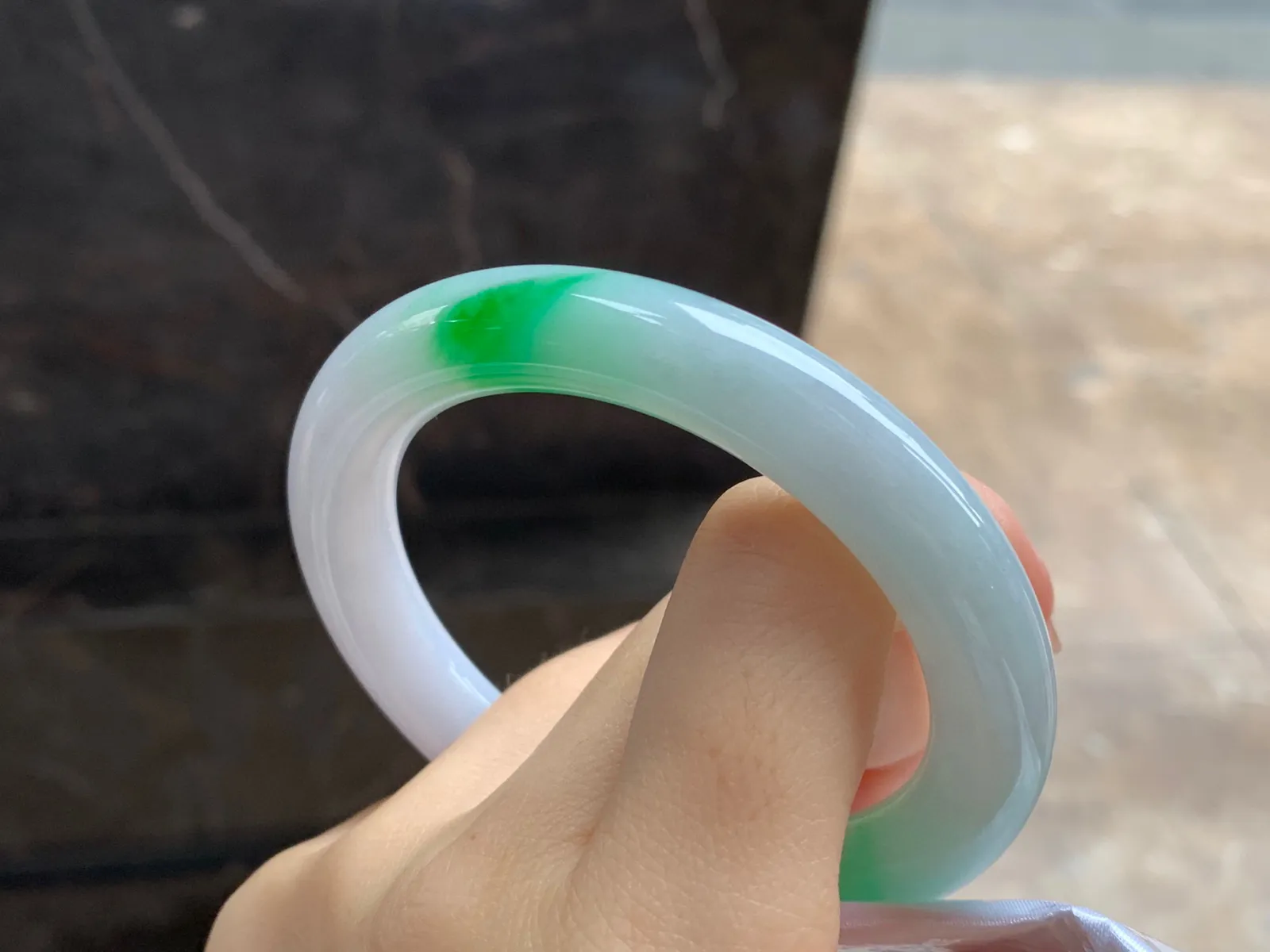 阳绿色圆条手镯
尺寸：55-10mm
底子细腻干净～绿色点缀