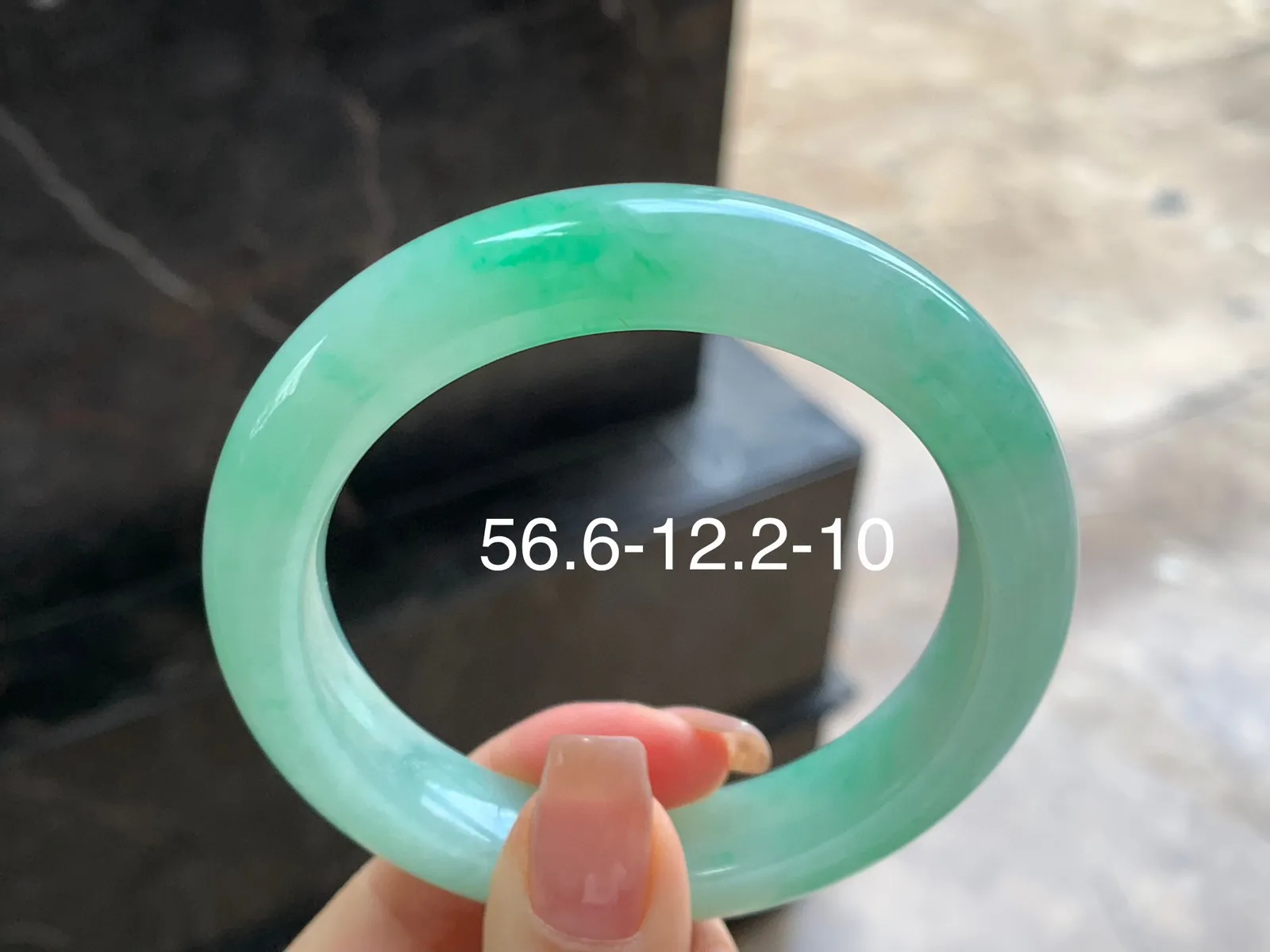 带色手镯
尺寸：56.6-12.2-10mm
肉质细腻干净～性价比高 上手漂亮