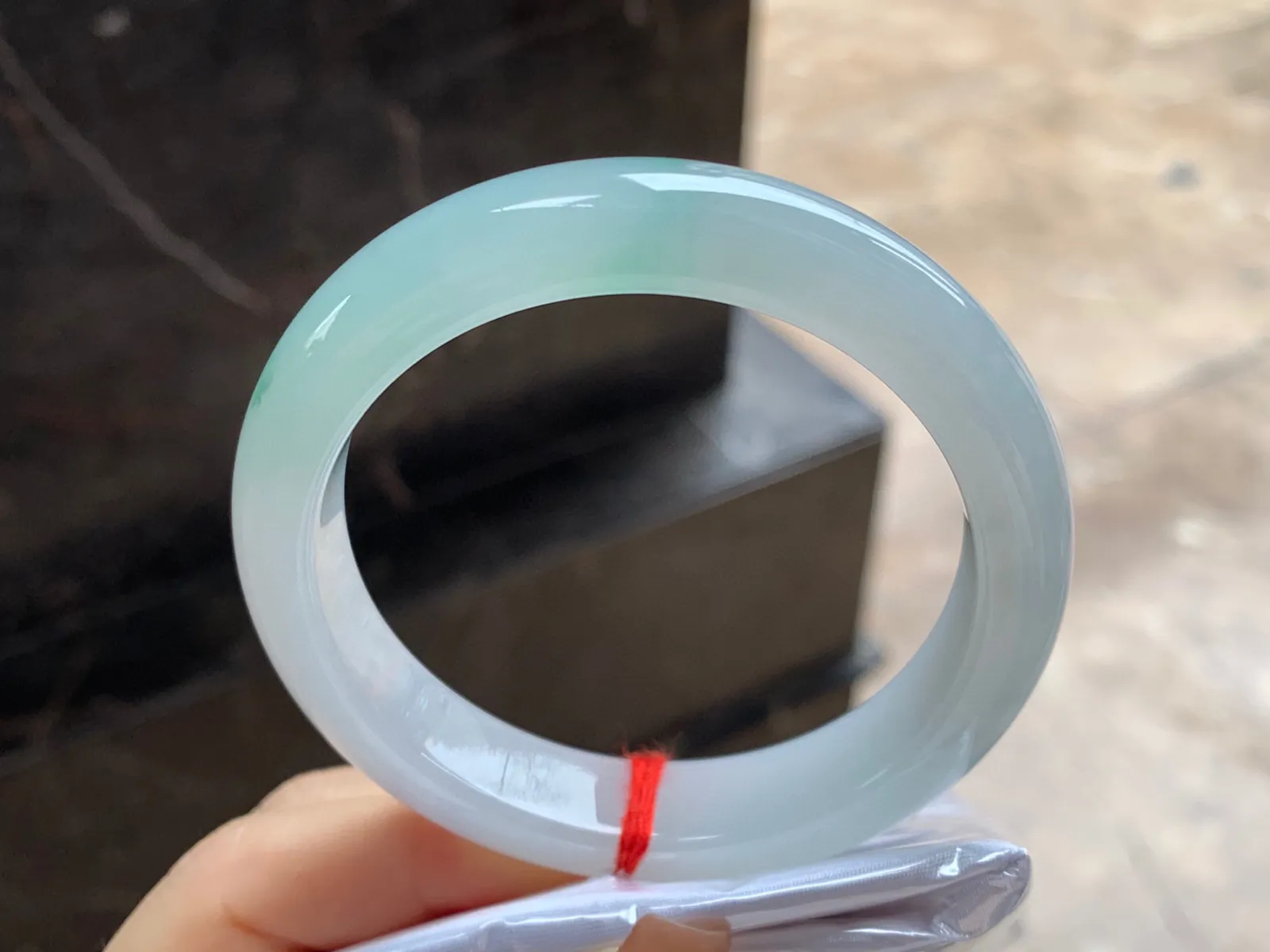 飘绿手镯
尺寸：55.7-12.5-8.5mm
肉质细腻水润～干净清秀