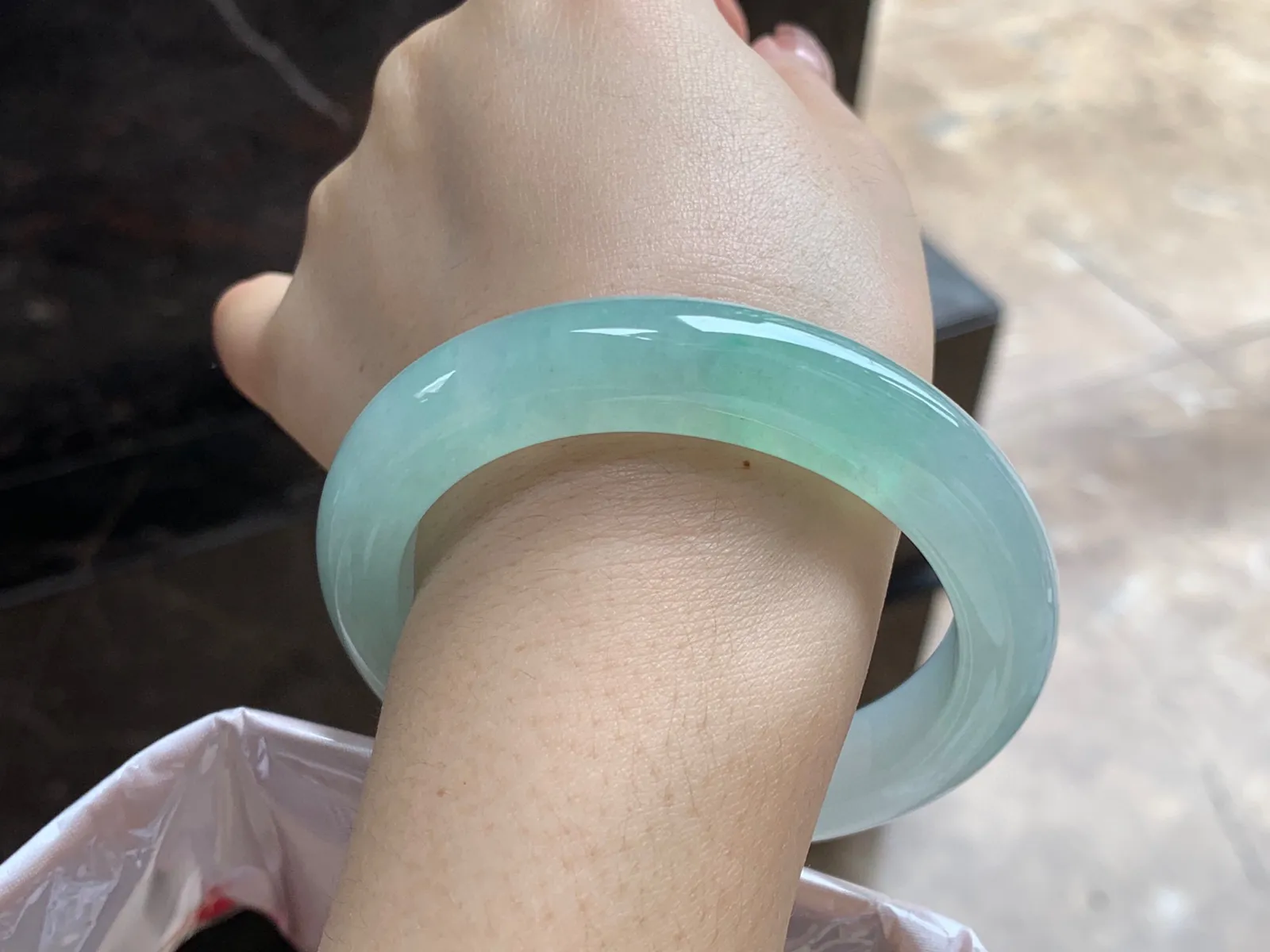 冰晴绿手镯
尺寸：55.6-12-9.5mm
种水好 条形厚实 甜甜的底色