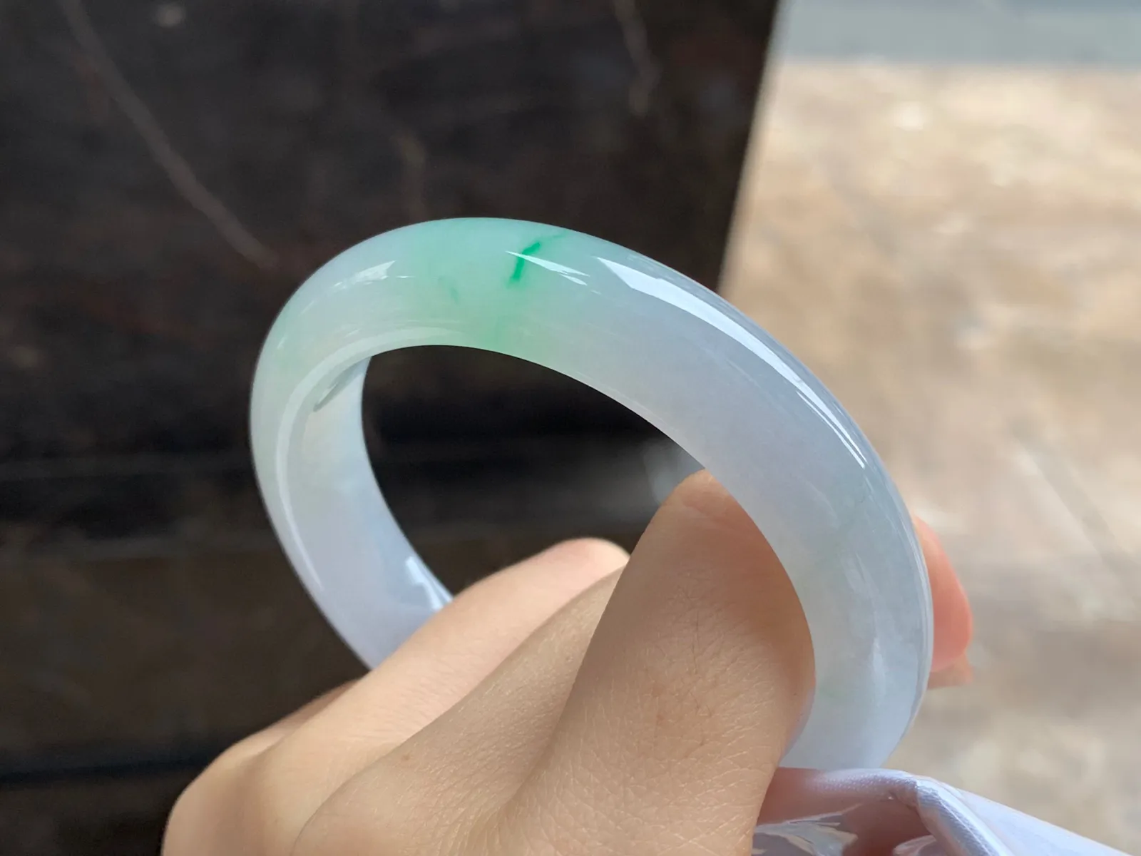 金丝绿手镯
尺寸：55.5-12.2-8.7mm
有种有色～很漂亮的料子上手好看