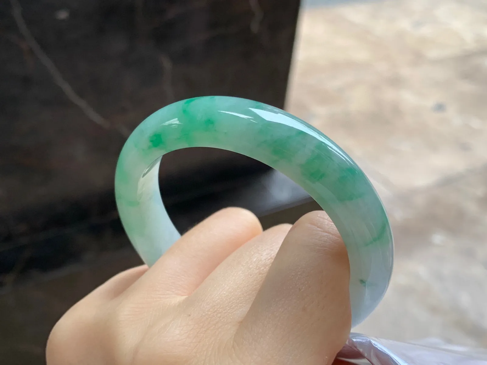 带色手镯
尺寸：53-12.1-7.8mm
底子细腻干净～绿花