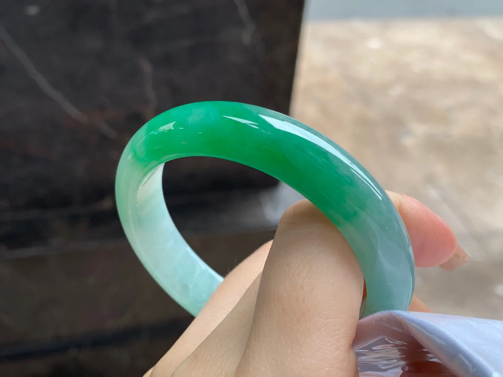 辣绿色手镯
尺寸：55-12.3-8.3mm
肉质细腻干净～一段绿色浓郁漂亮