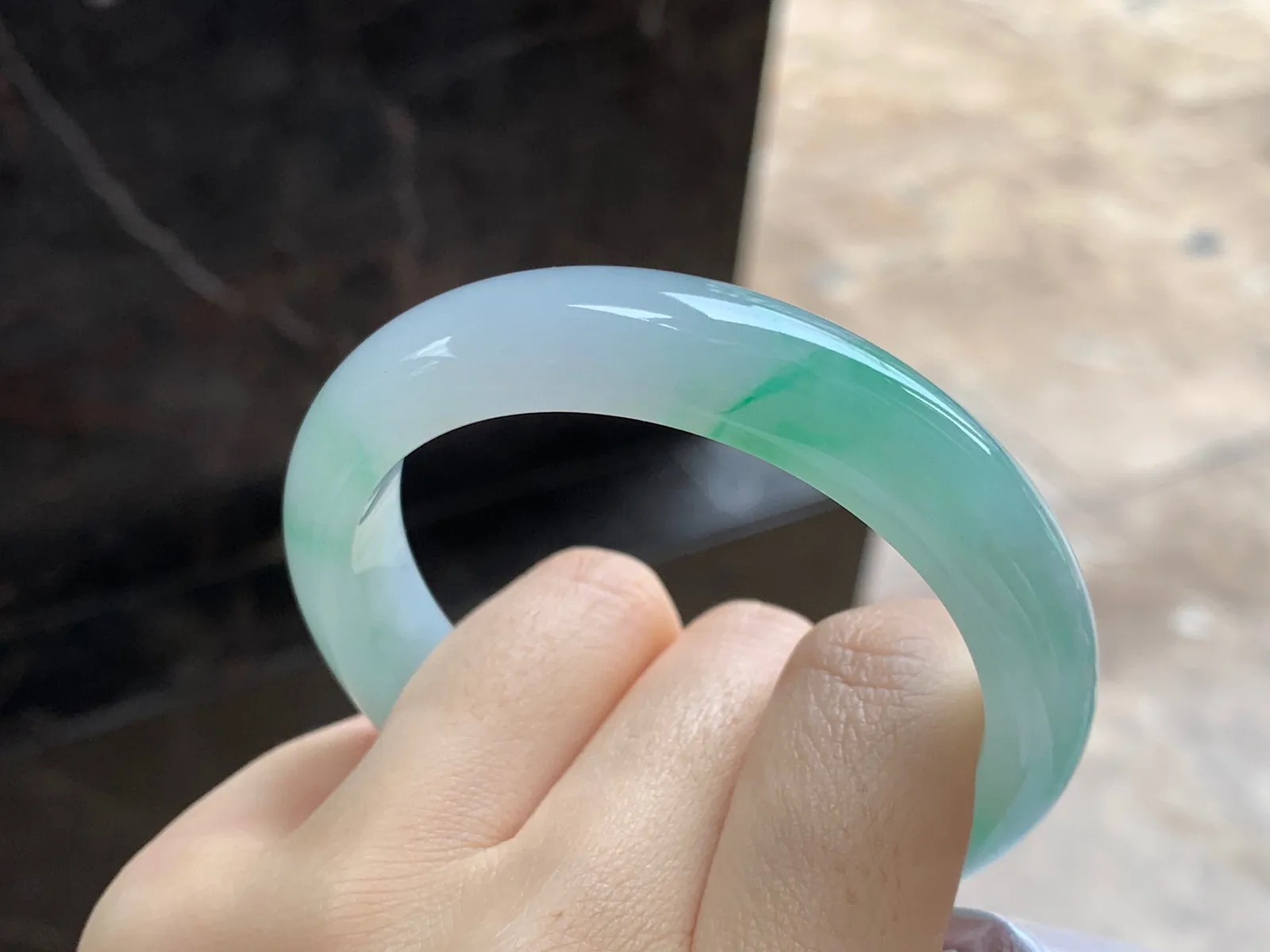 冰飘绿手镯
尺寸：54-12.3-7.8mm
有种有色～甜甜的料子上手美丽 推荐哦