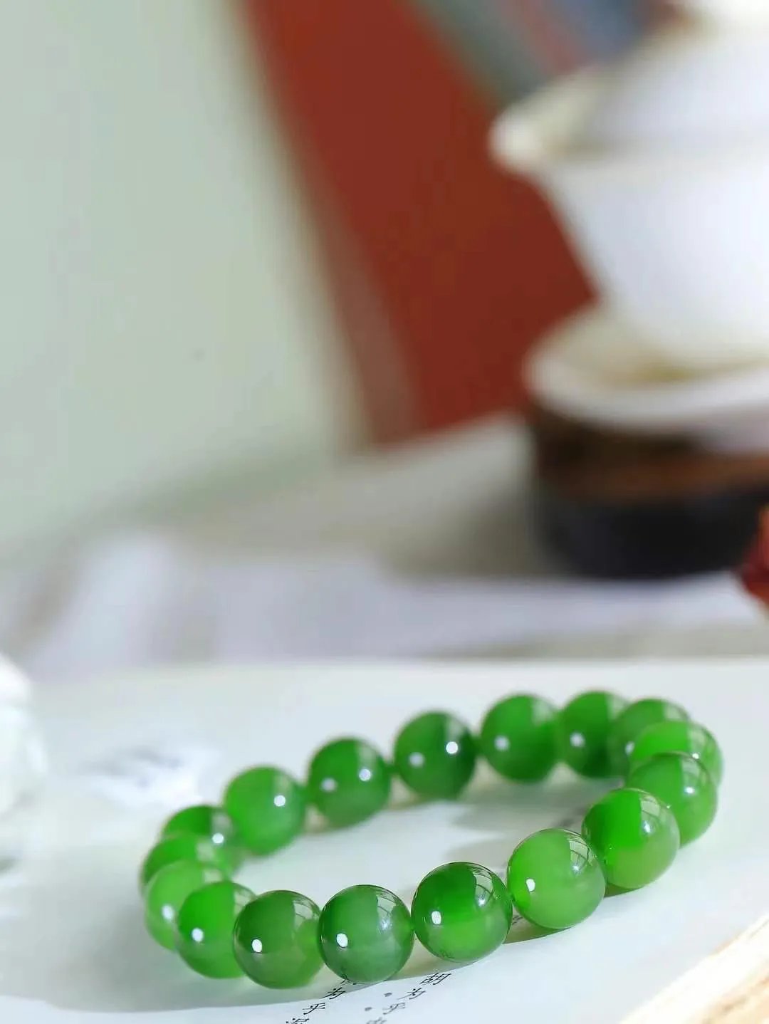 【腕间雅致.手串】

精品和田玉碧玉圆珠手串，玉质温润，光泽柔和。佩戴它，仿佛将大自然的灵气凝聚于腕间，展现低调奢华的高端品味。重45.5克  尺寸取一12mm  8060265T